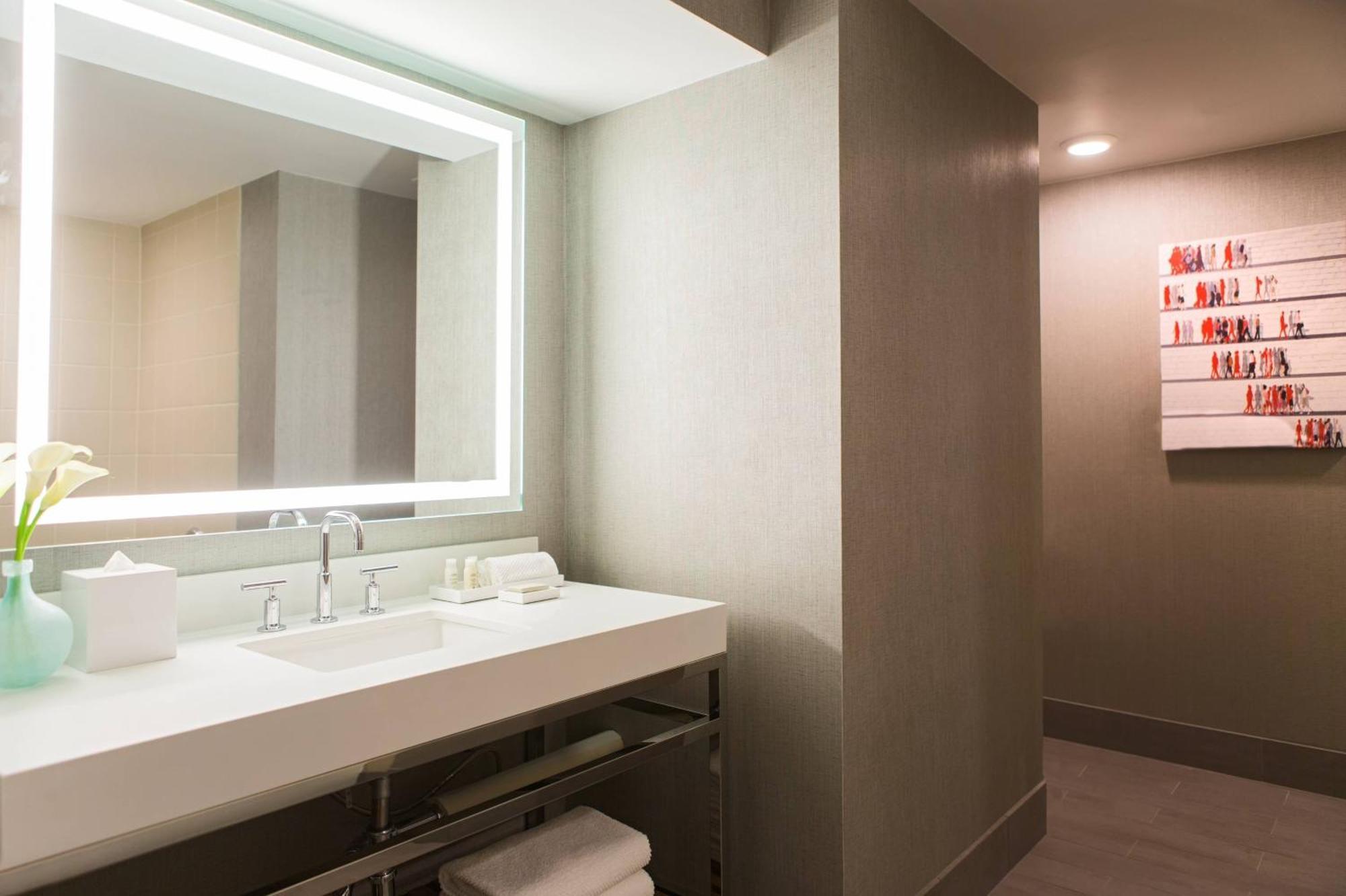 Club Level Club lounge access Guest room 1 King
