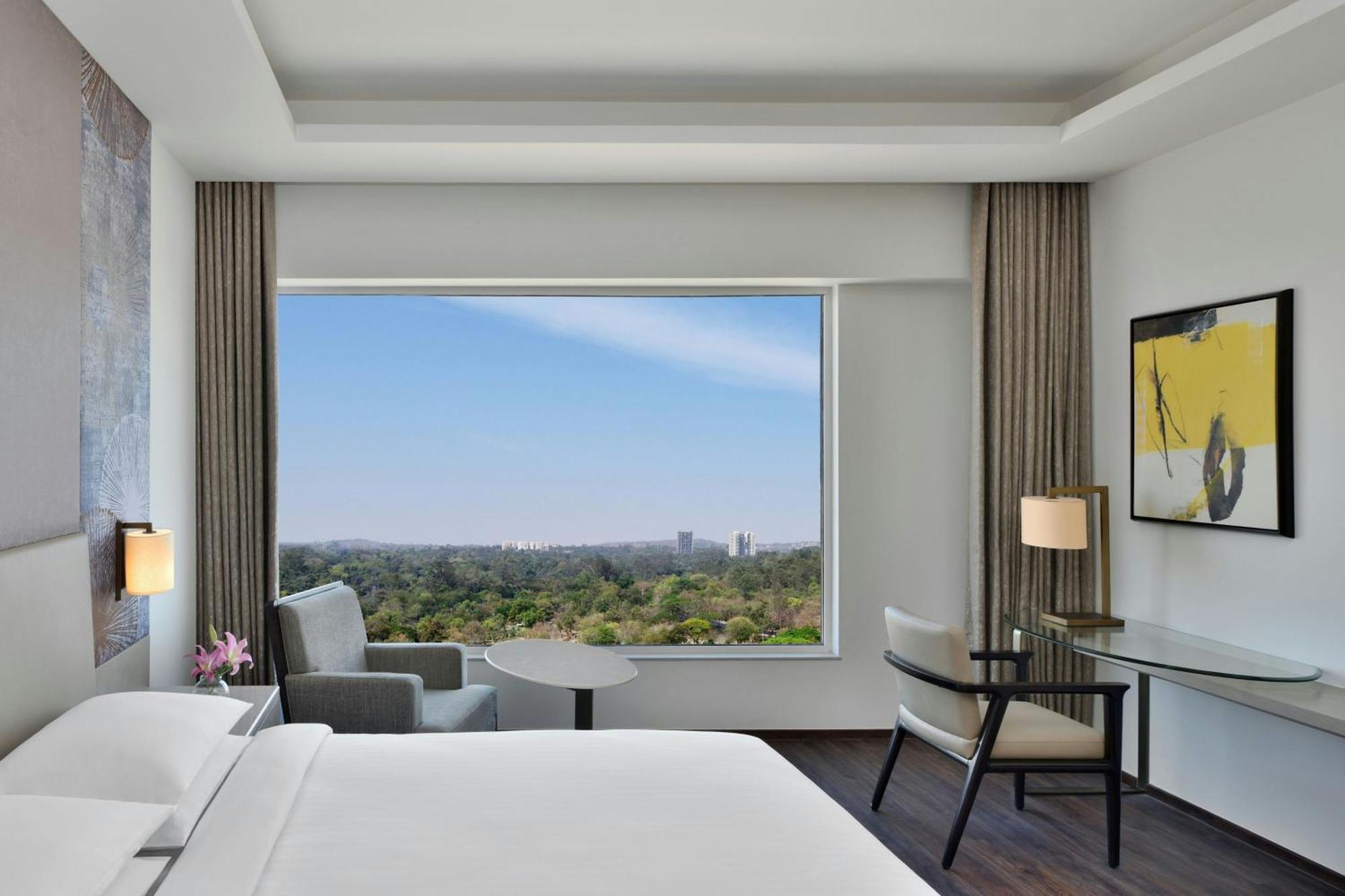 Premium Guest room 1 King Executive Lounge Access 2 pieces laundry per