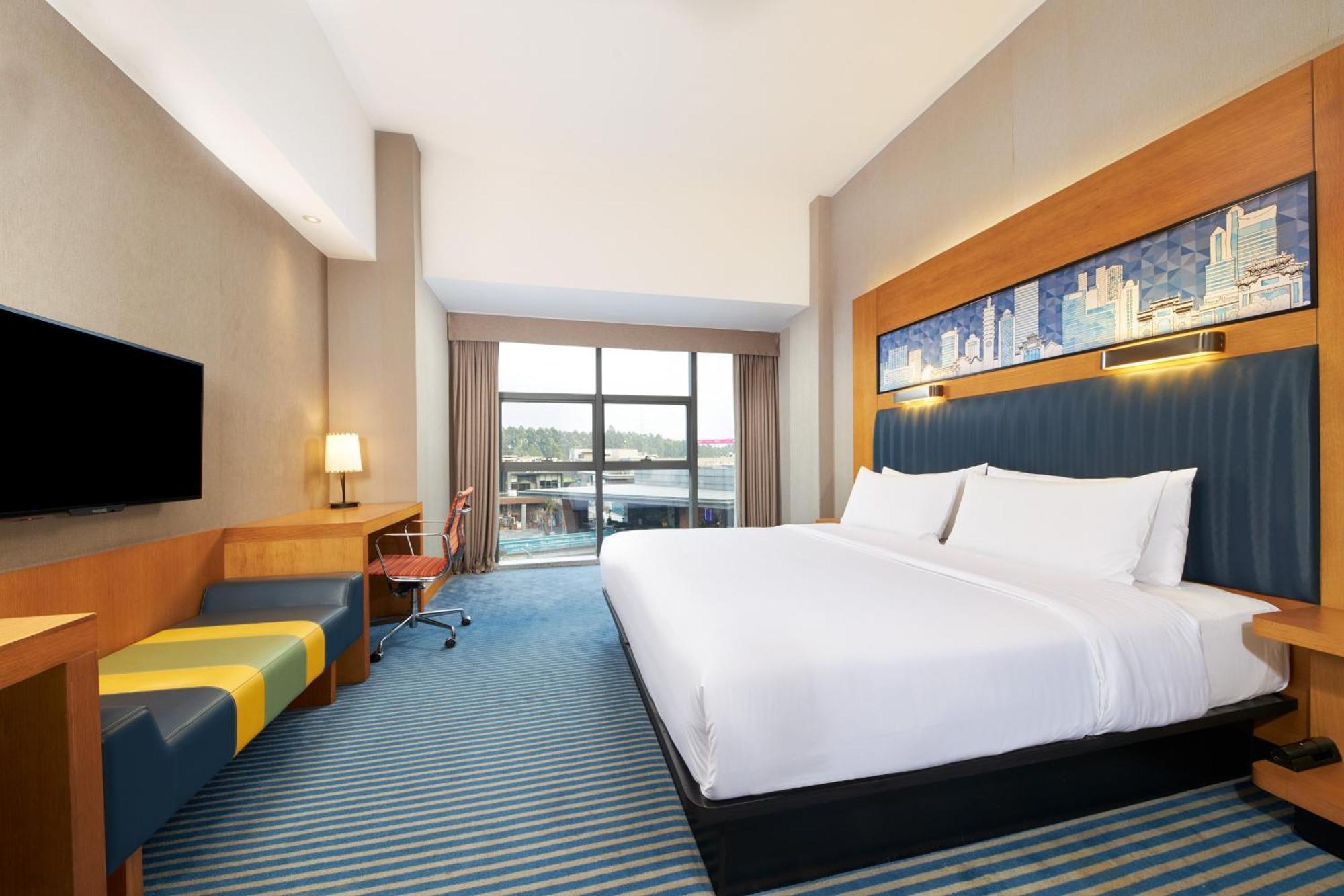 1 King Bed City View Guest Room