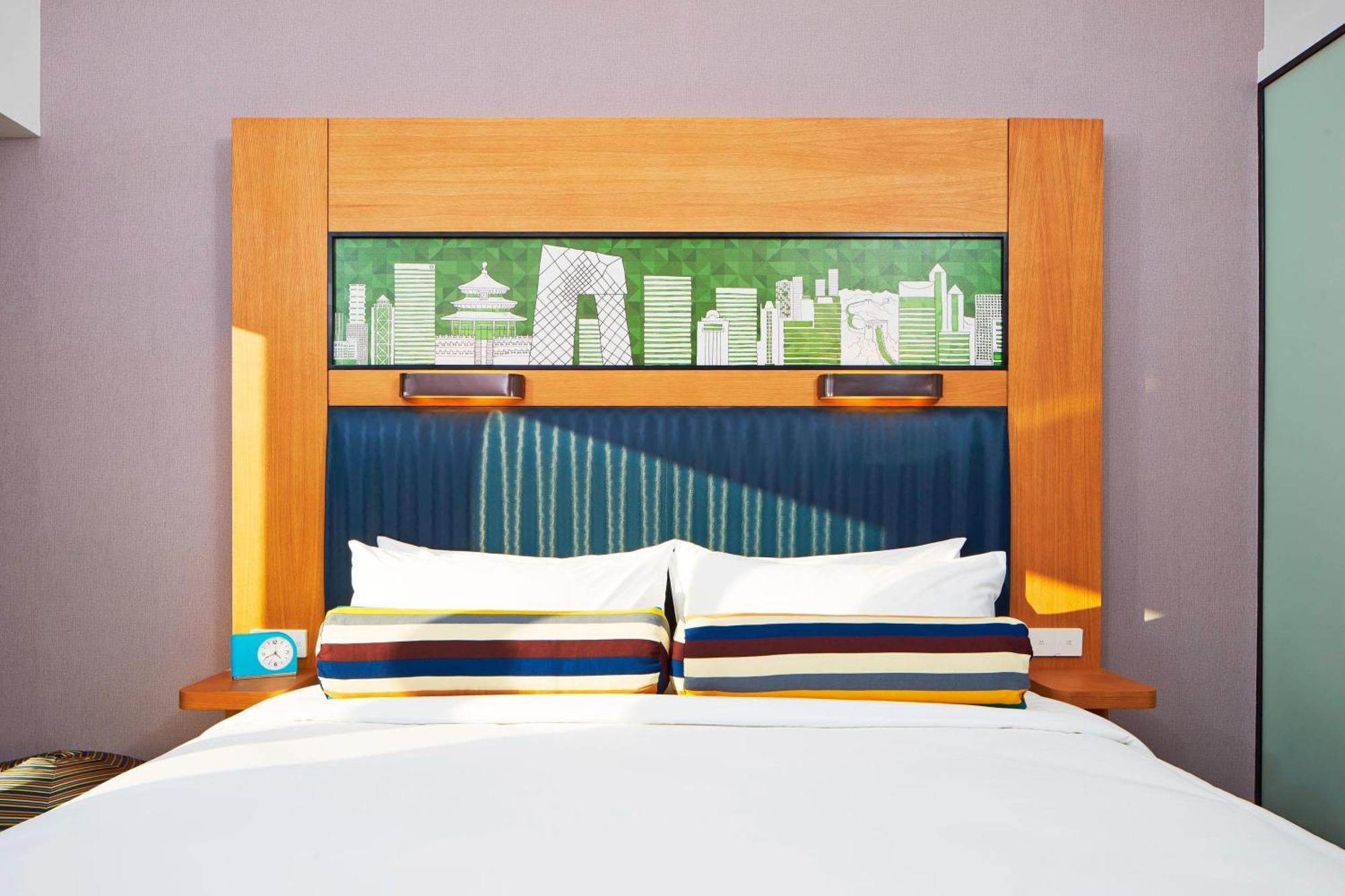 1 King Bed City View Guest Room