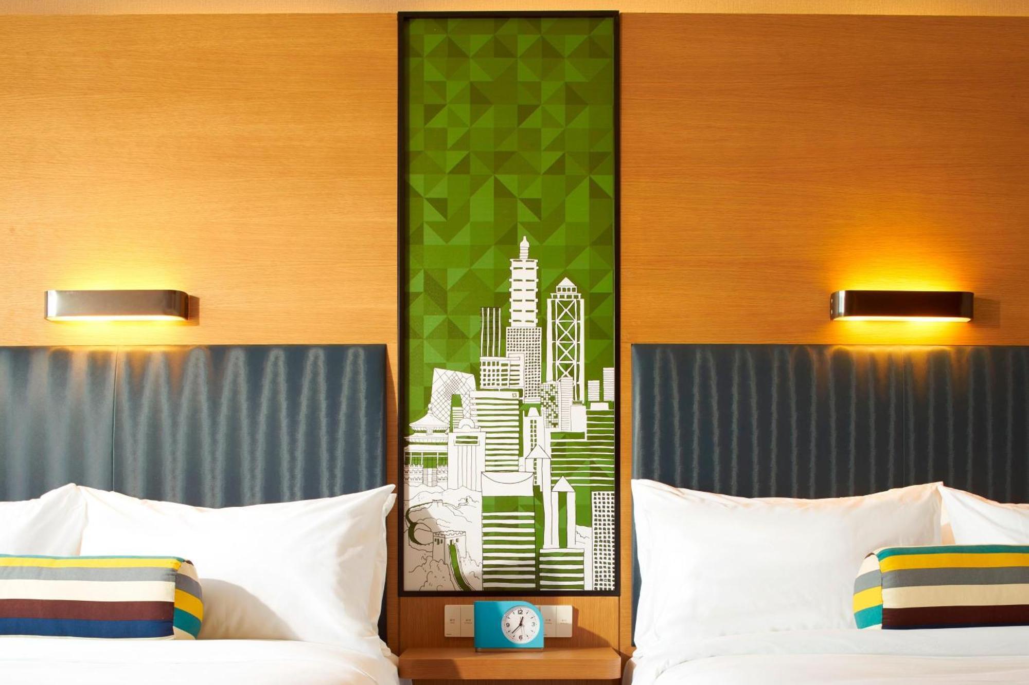 2 Double Beds Park view Guest Room