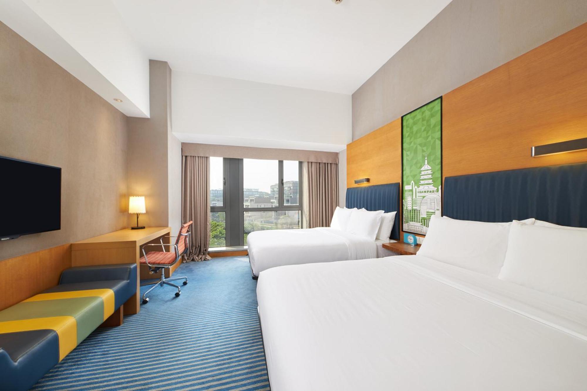 2 Double Beds Park view Guest Room