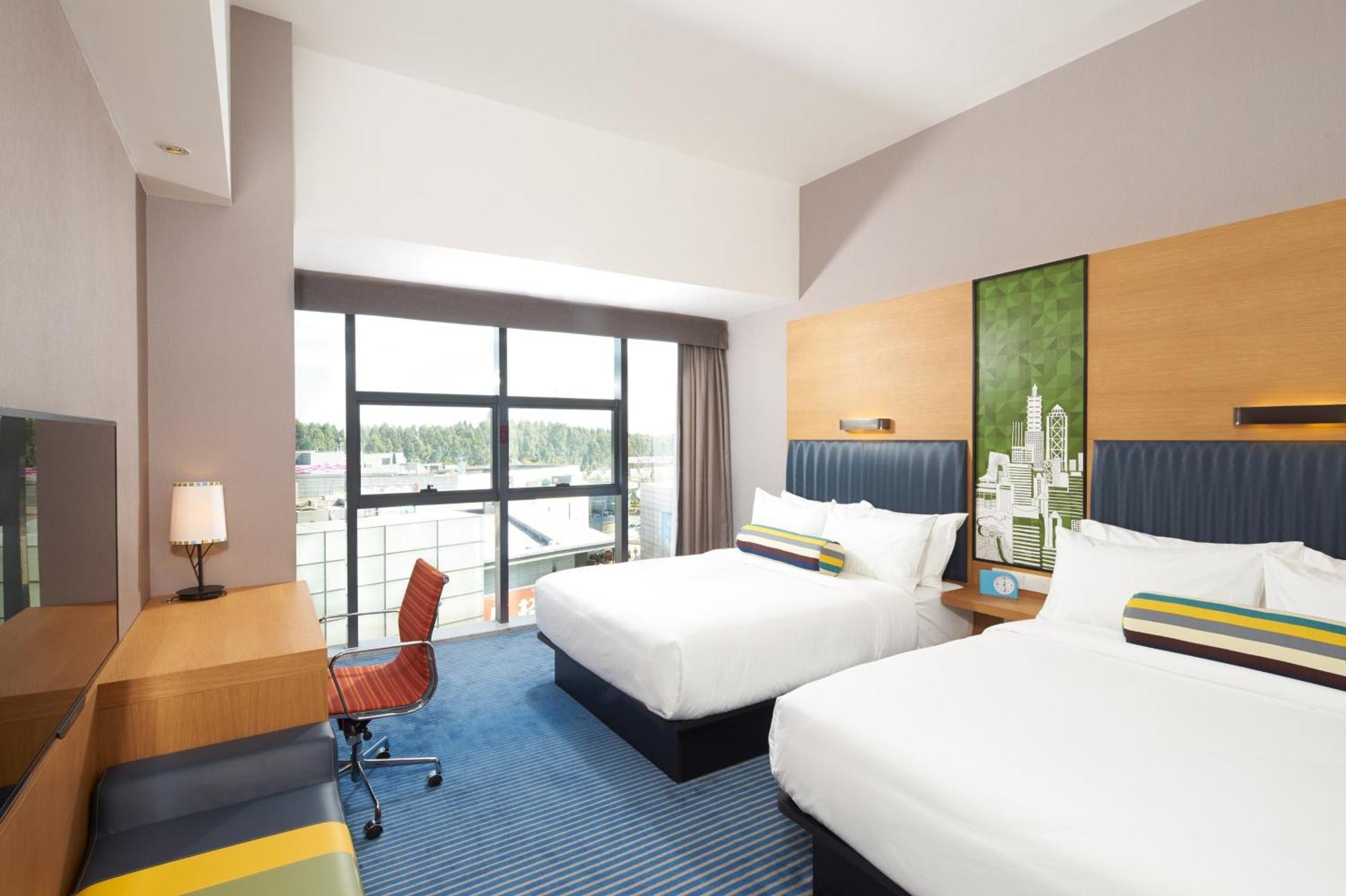 2 Double Beds City View Guest Room
