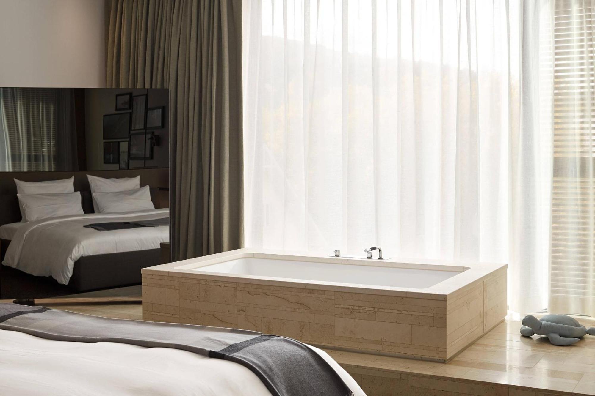 Deluxe Suite, 1 Bedroom Suite, 1 King, Corner room