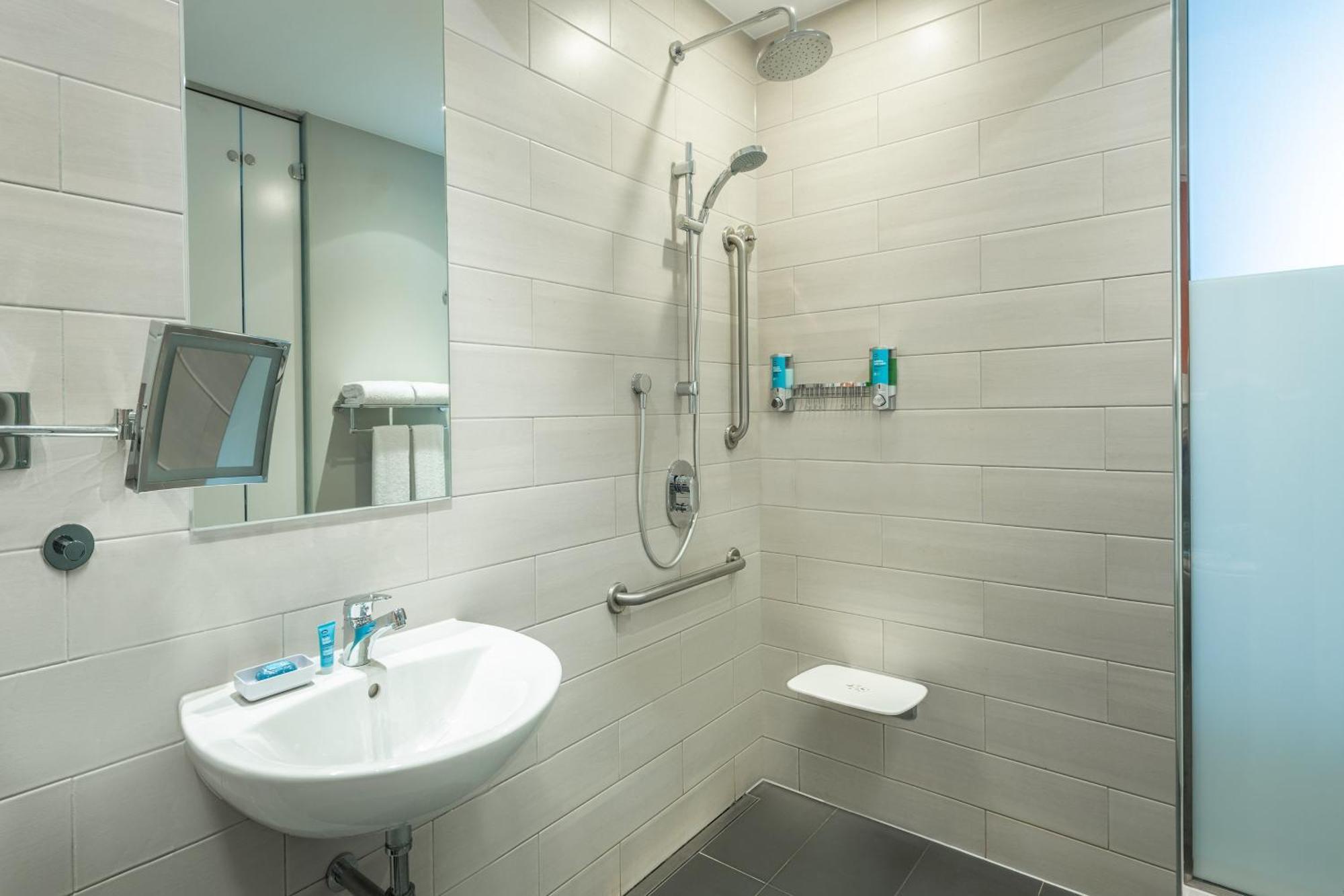 Aloft King Room including F&B Spa & Abra Boat Tour