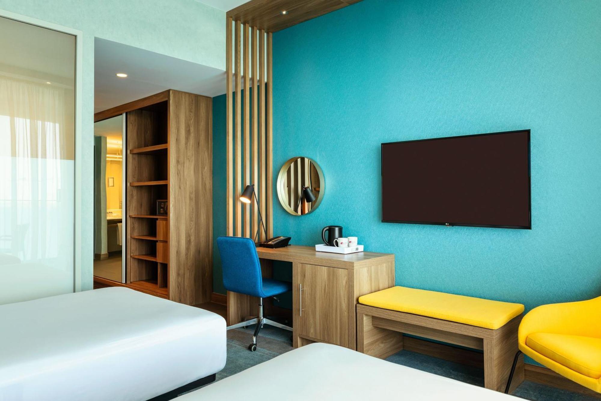 Aloft Twin Room including F&B Spa & Abra Boat Tour