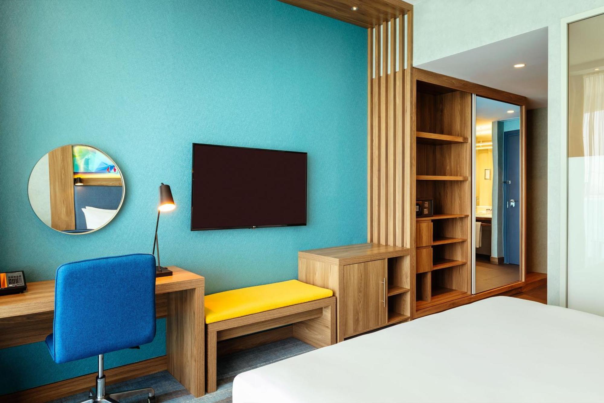 Aloft King Room including F&B Spa & Abra Boat Tour