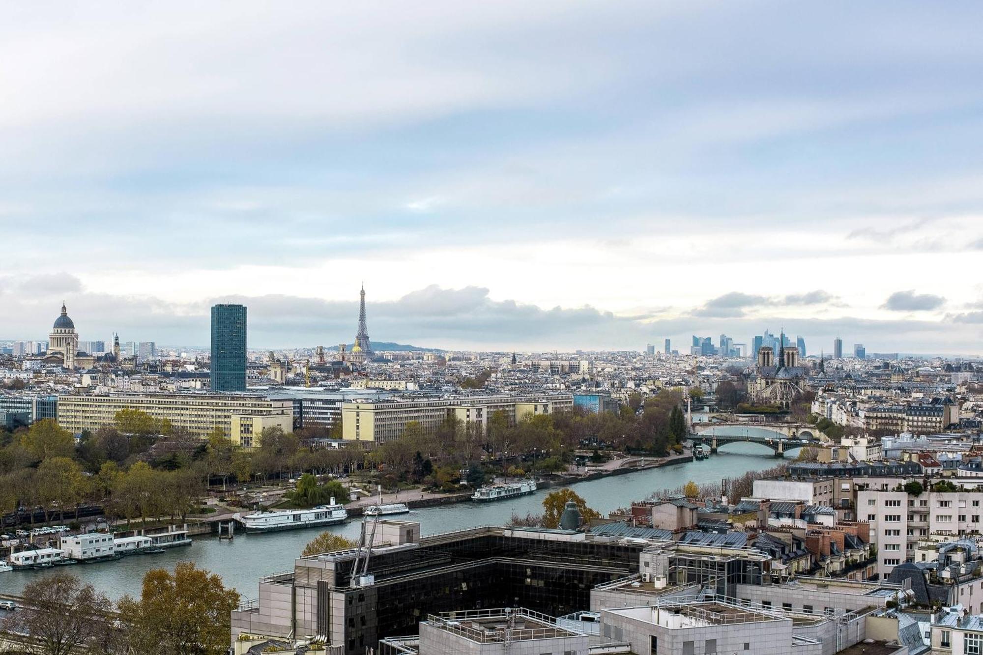 Twin Room Eiffel Tower View
