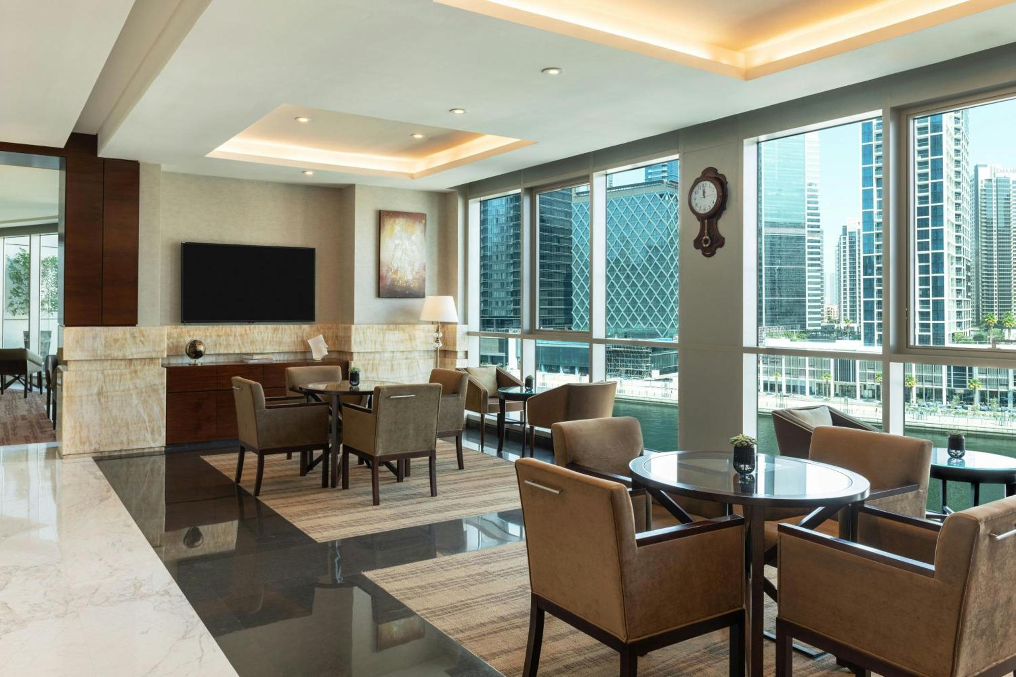 Deluxe King Room Bay View Complimentary Shuttle to Dubai Mall Bay Metro Station & Kite Beach