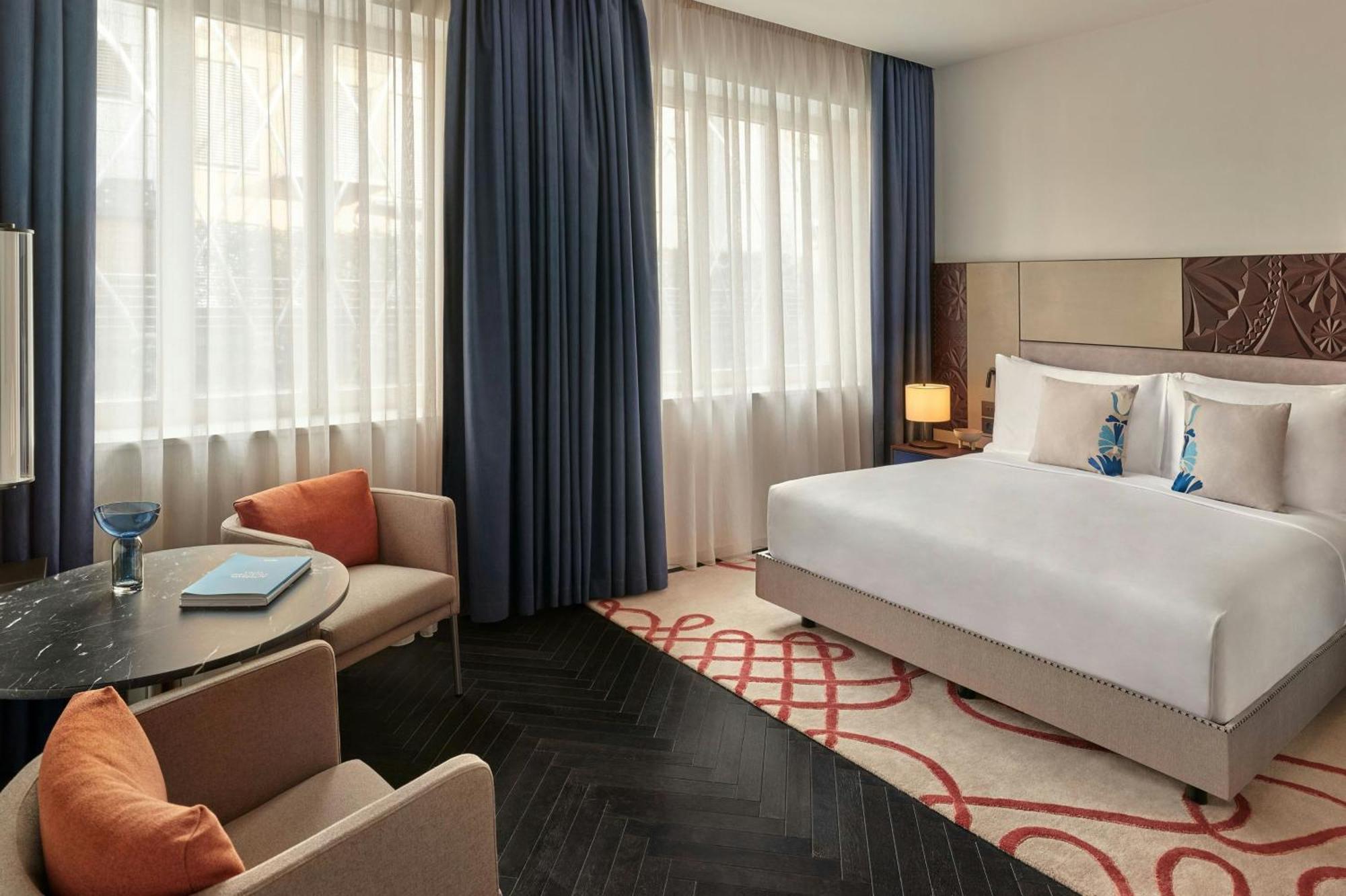 Superior Contemporary King Room Street View