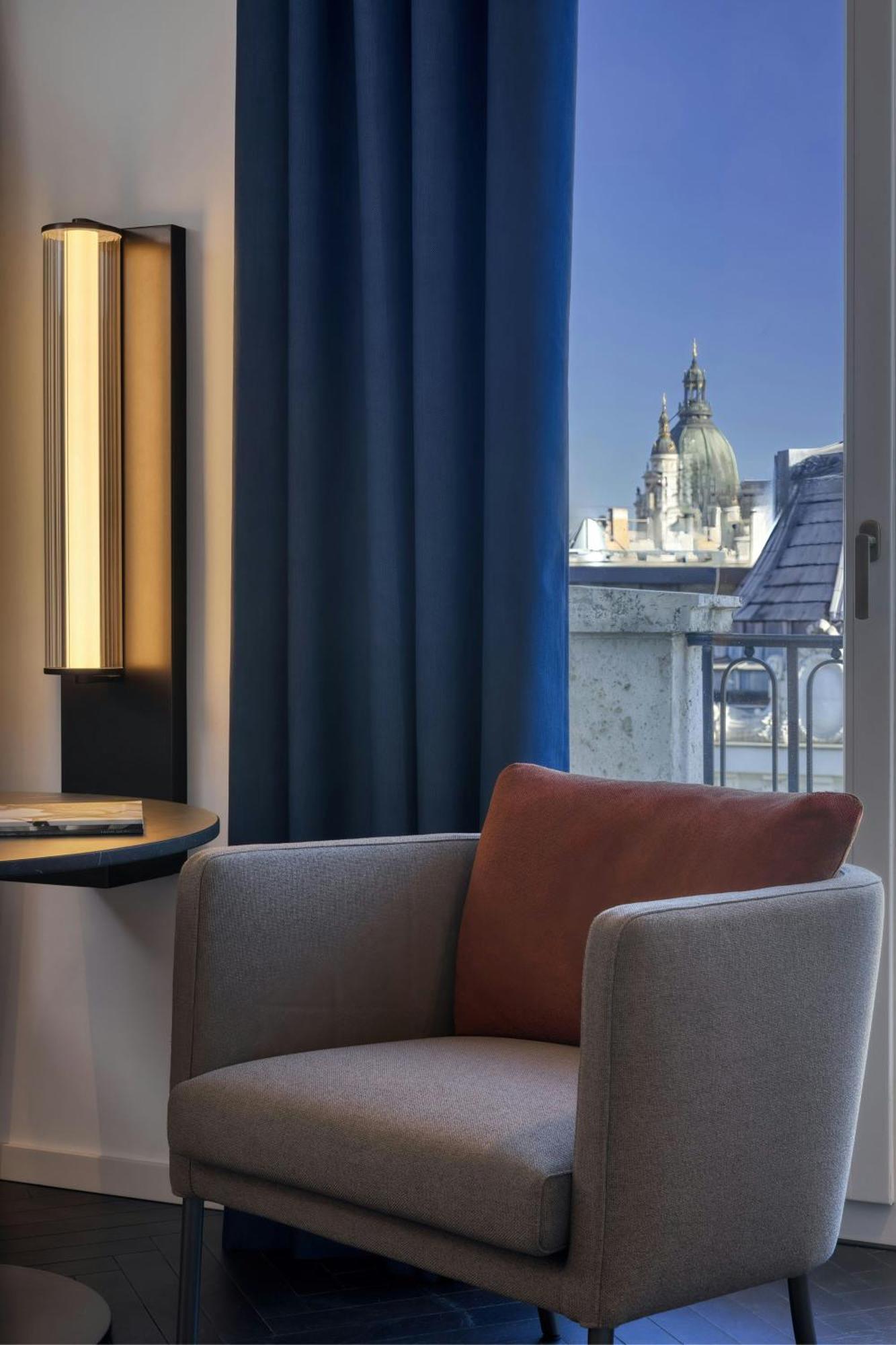 Superior Contemporary King Room Street View