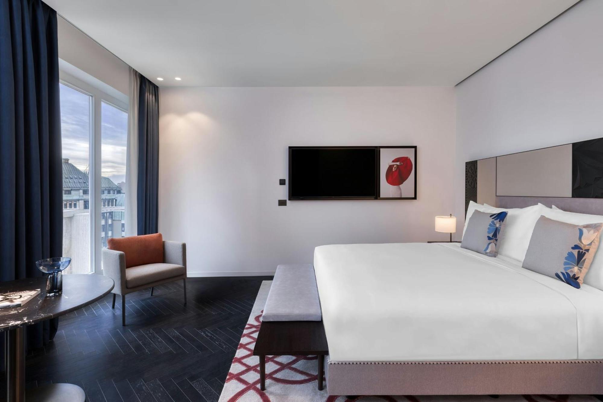Superior Contemporary King Room Street View
