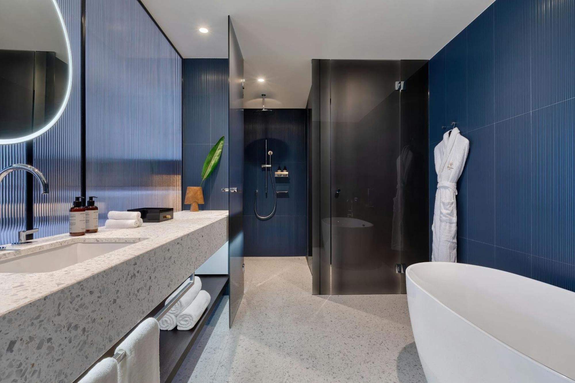 One-Bedroom Contemporary King Studio Suite