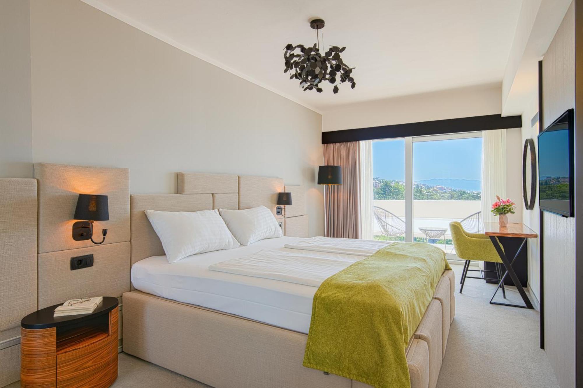 Superior Double Room 2 Extra pull-out Beds Sea Side View Balcony
