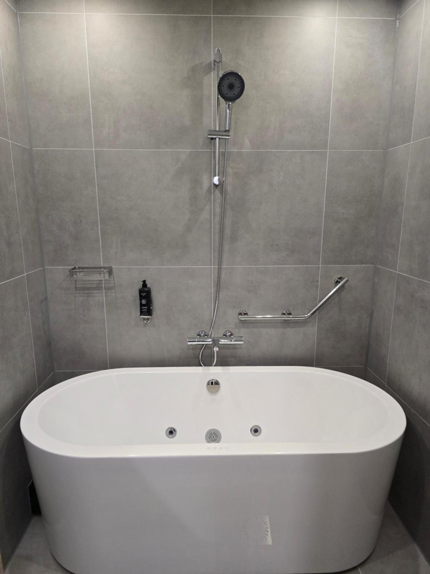 Deluxe Double Room,1643762148:JPEG