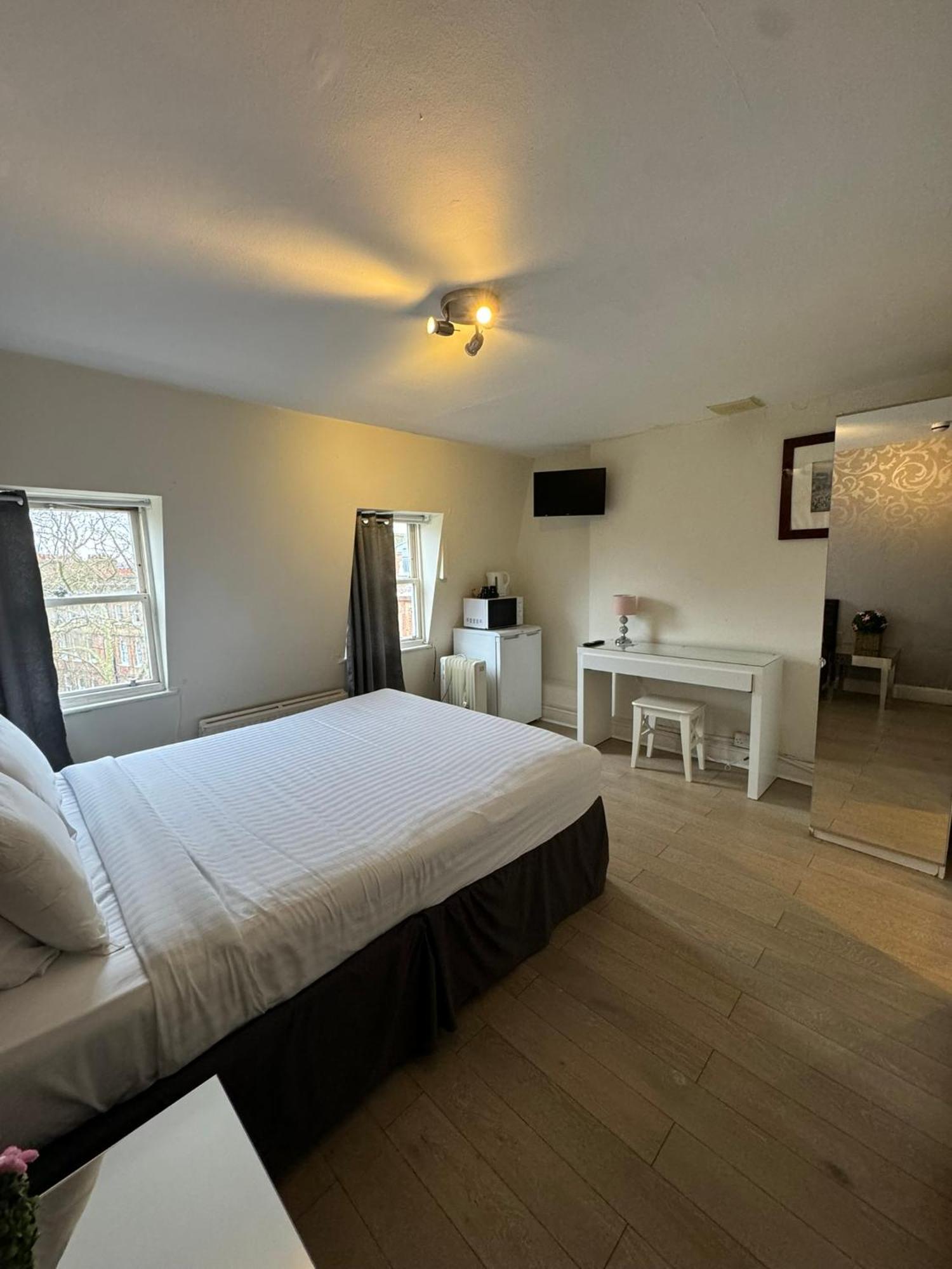 Deluxe Double Room,1765866674:JPEG