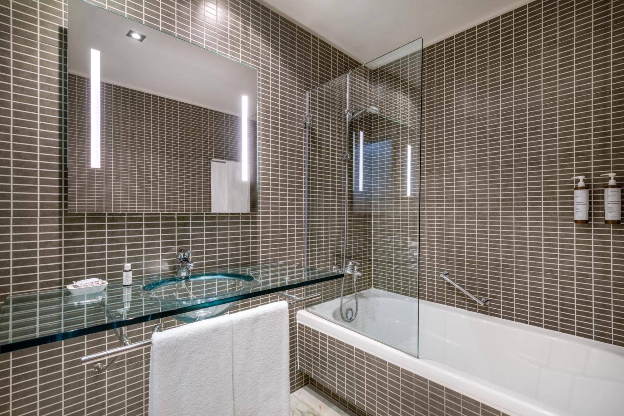 Standard Dreibettzimmer mit Stadtblick
