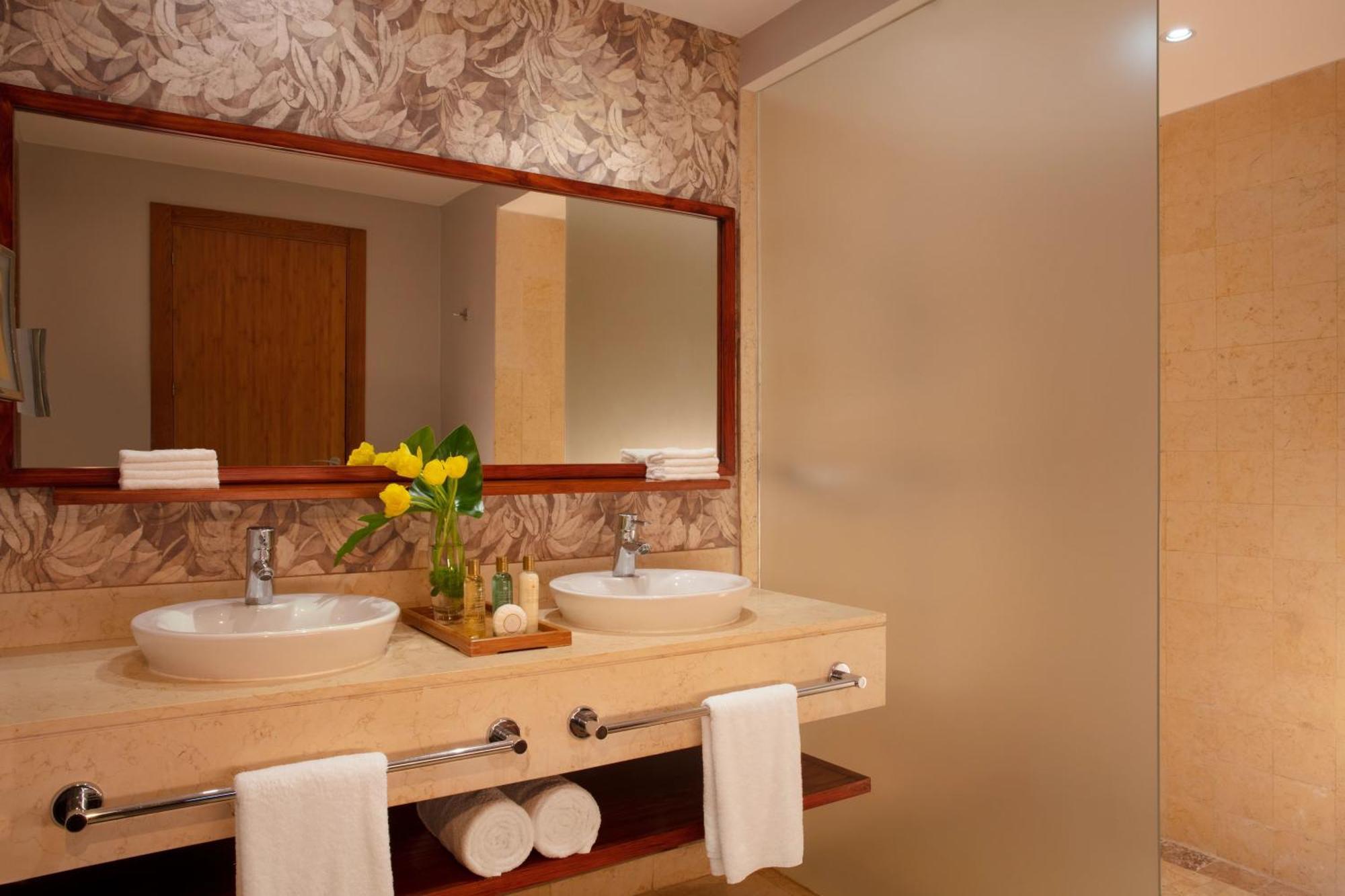 Quarto Deluxe com Cama King-size - Vista da Piscina