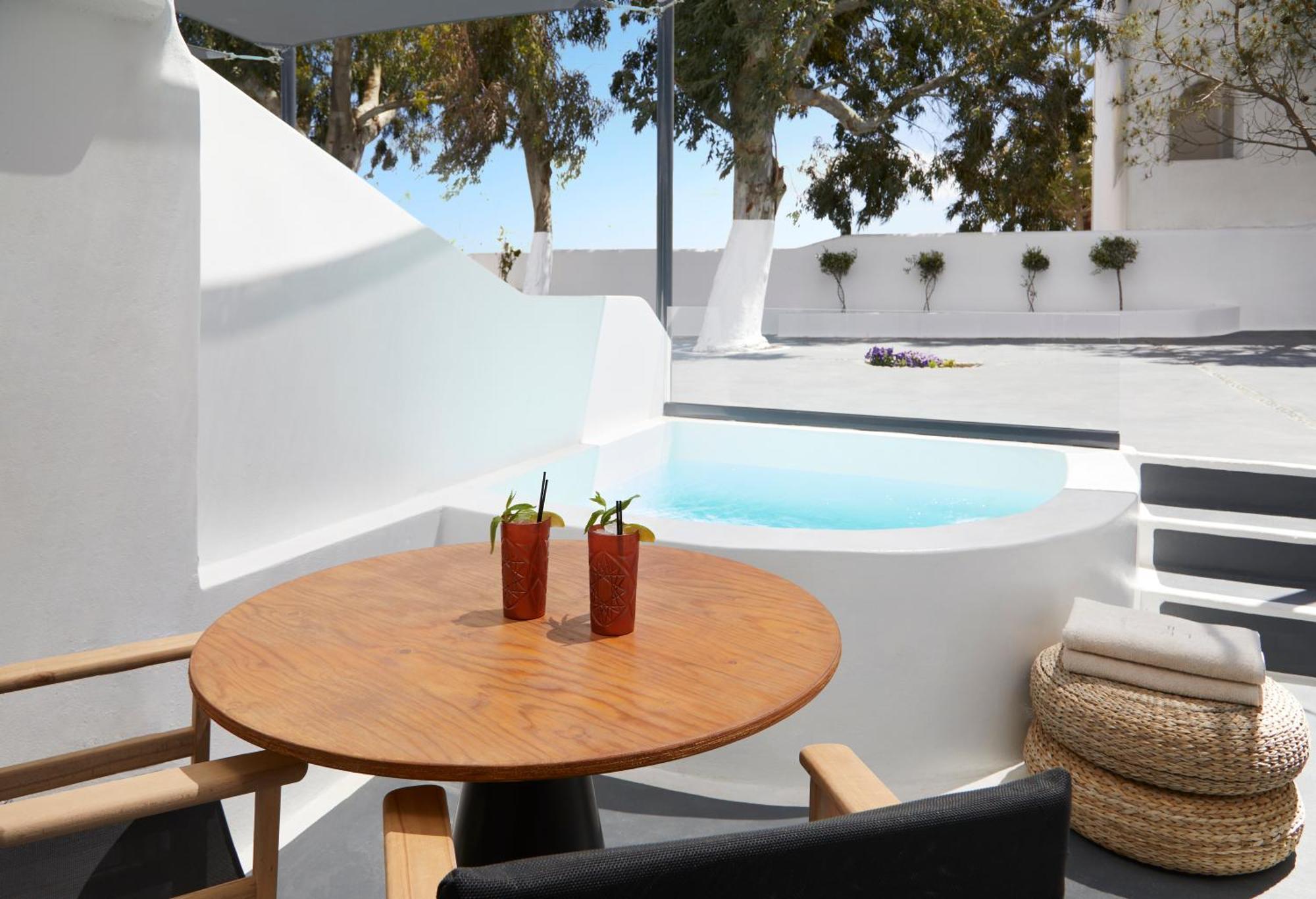 Elegant Suite Outdoor Private Jacuzzi Garden View