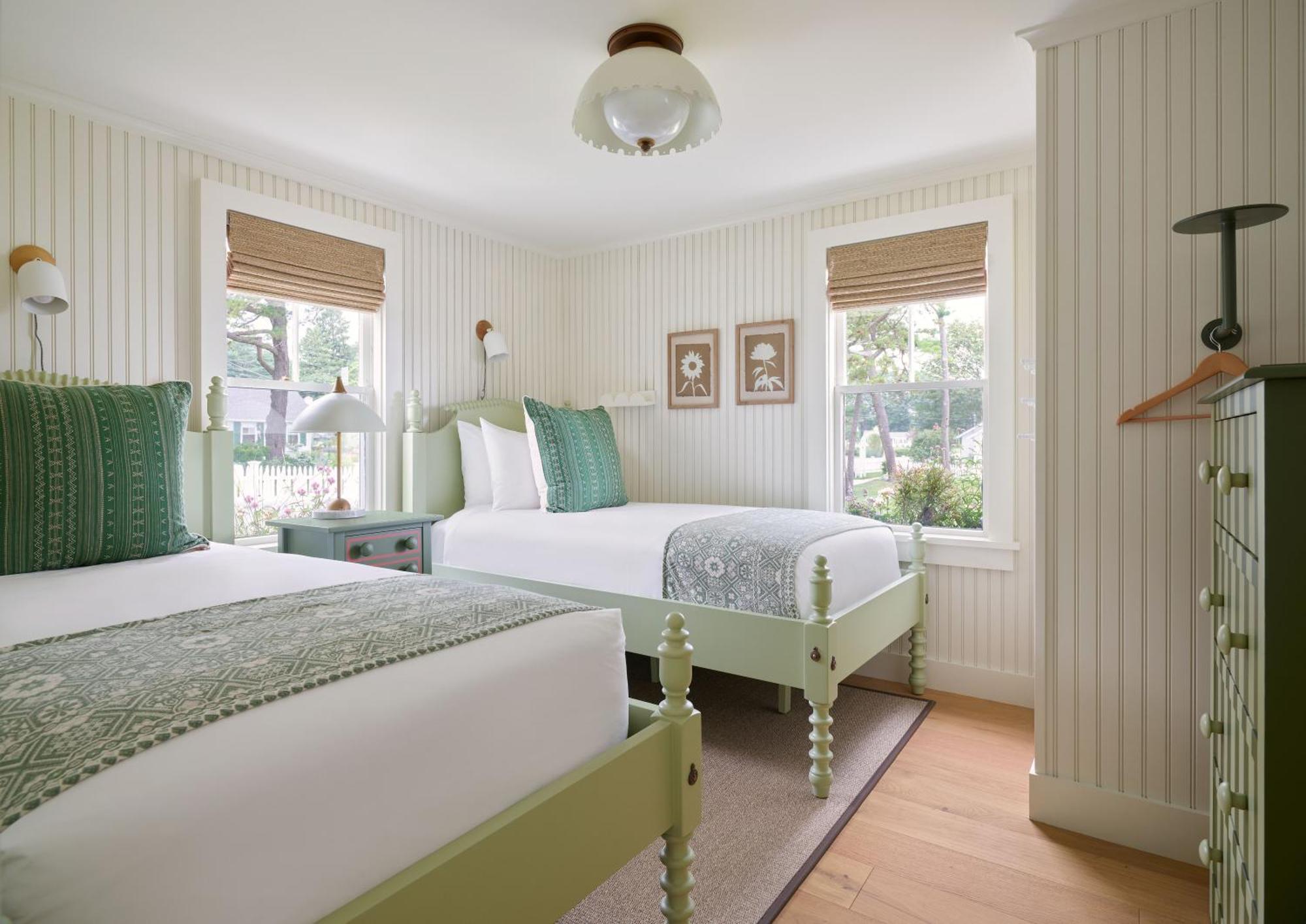 Two- Bedroom Cottage Queen & Twins