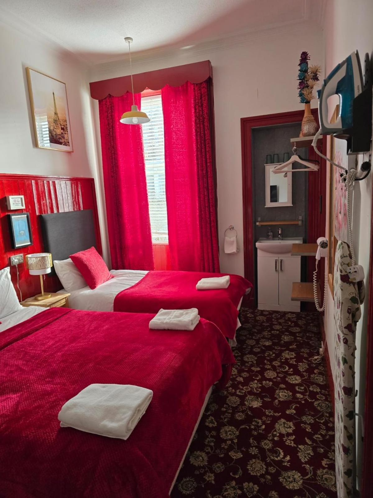 Quarto Triplo Básico com Banheiro Compartilhado