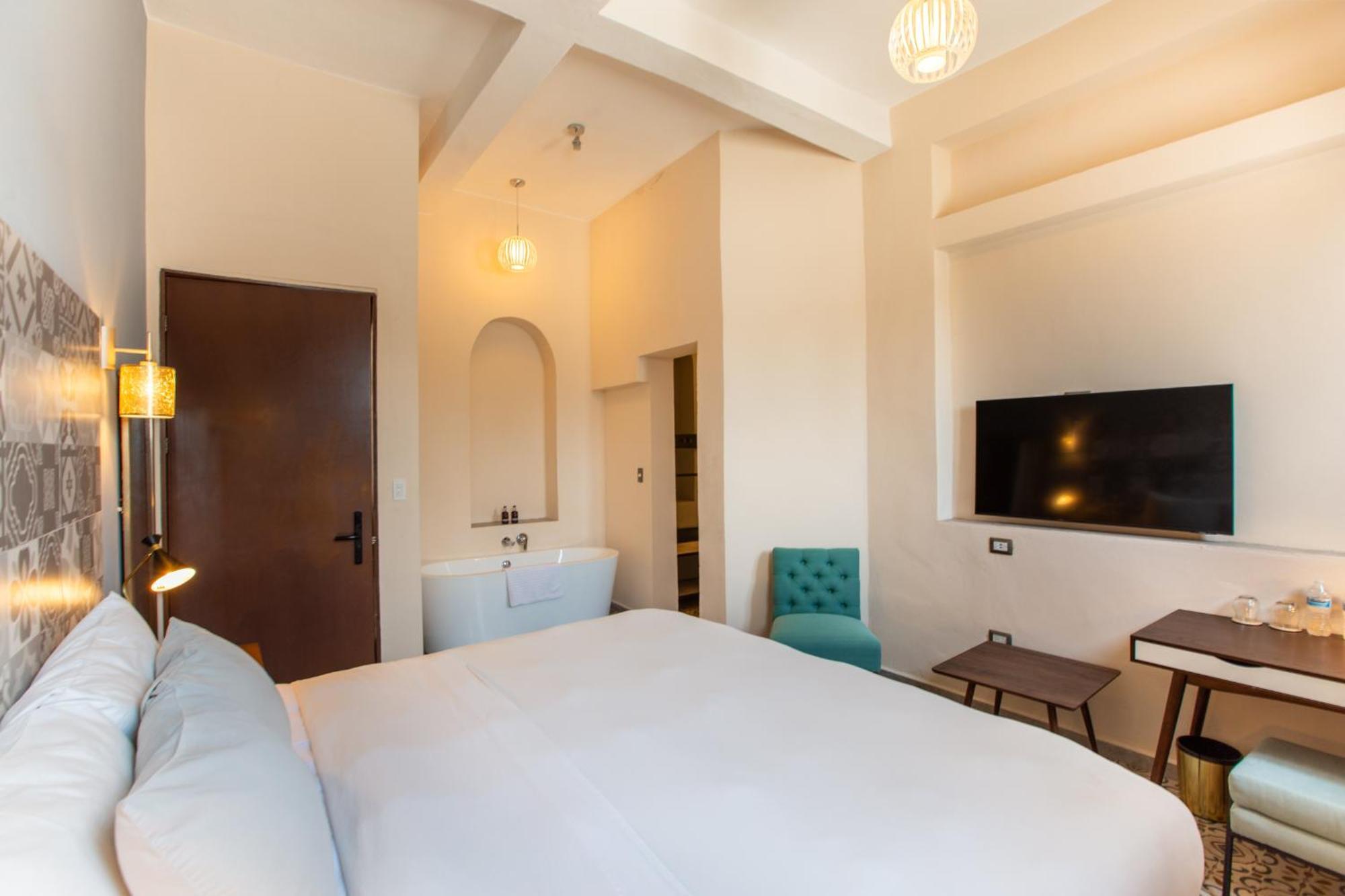 Deluxe Double Room Bath