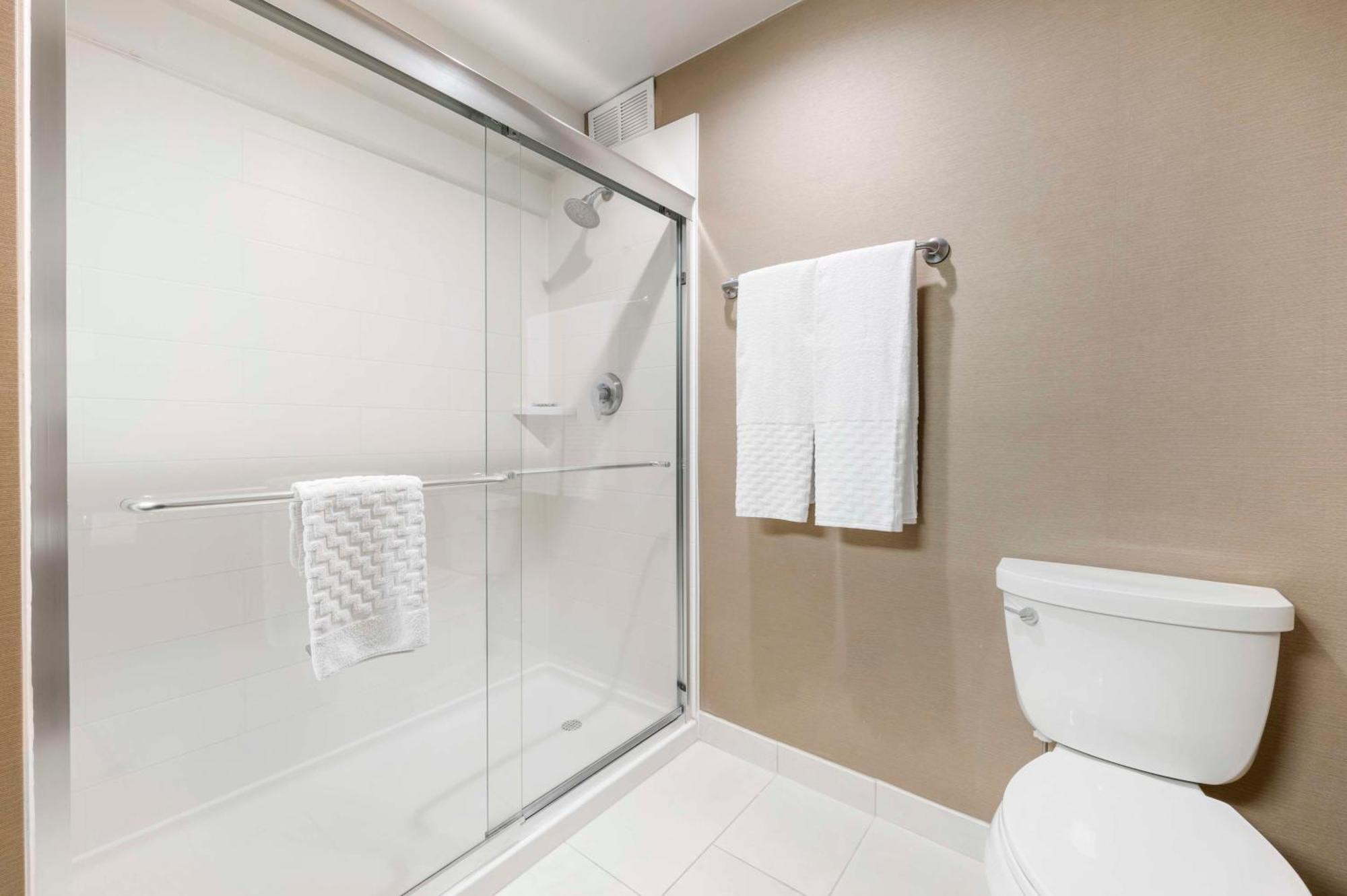 Quarto com Cama Queen-size e Vista do Lago - Não Fumantes