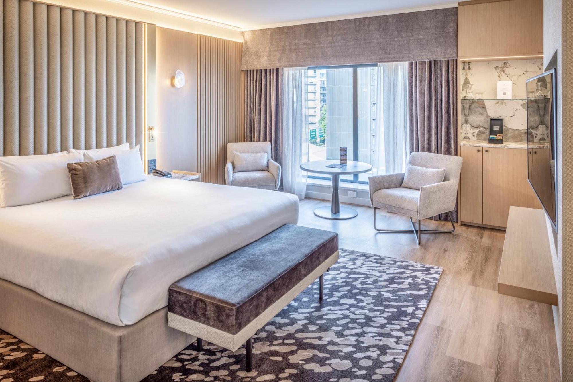 Club Zimmer mit Kingsize-Bett und Zugang zum Club
