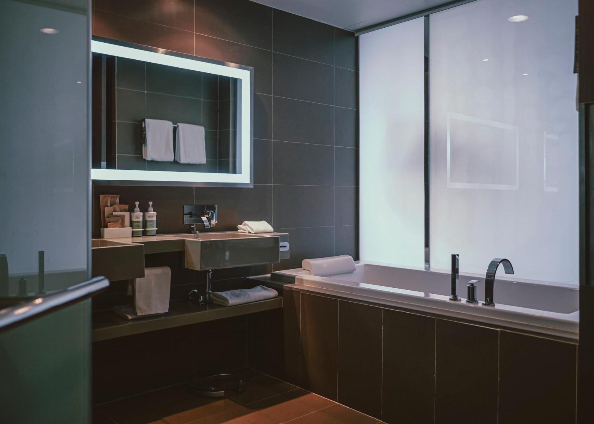 Premier King Room City View High Floor