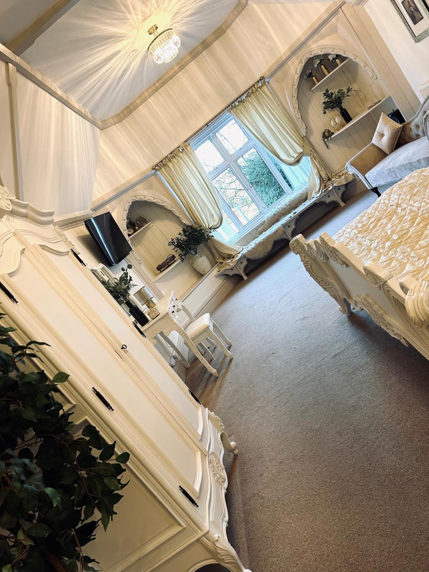 Four Poster Super King Bed (No Pets)