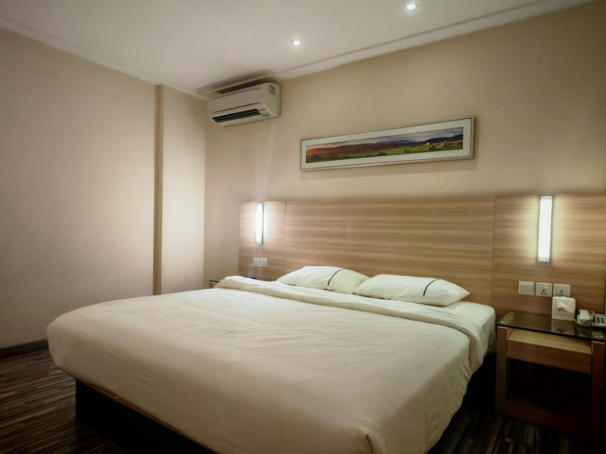 Superior King Room No Window