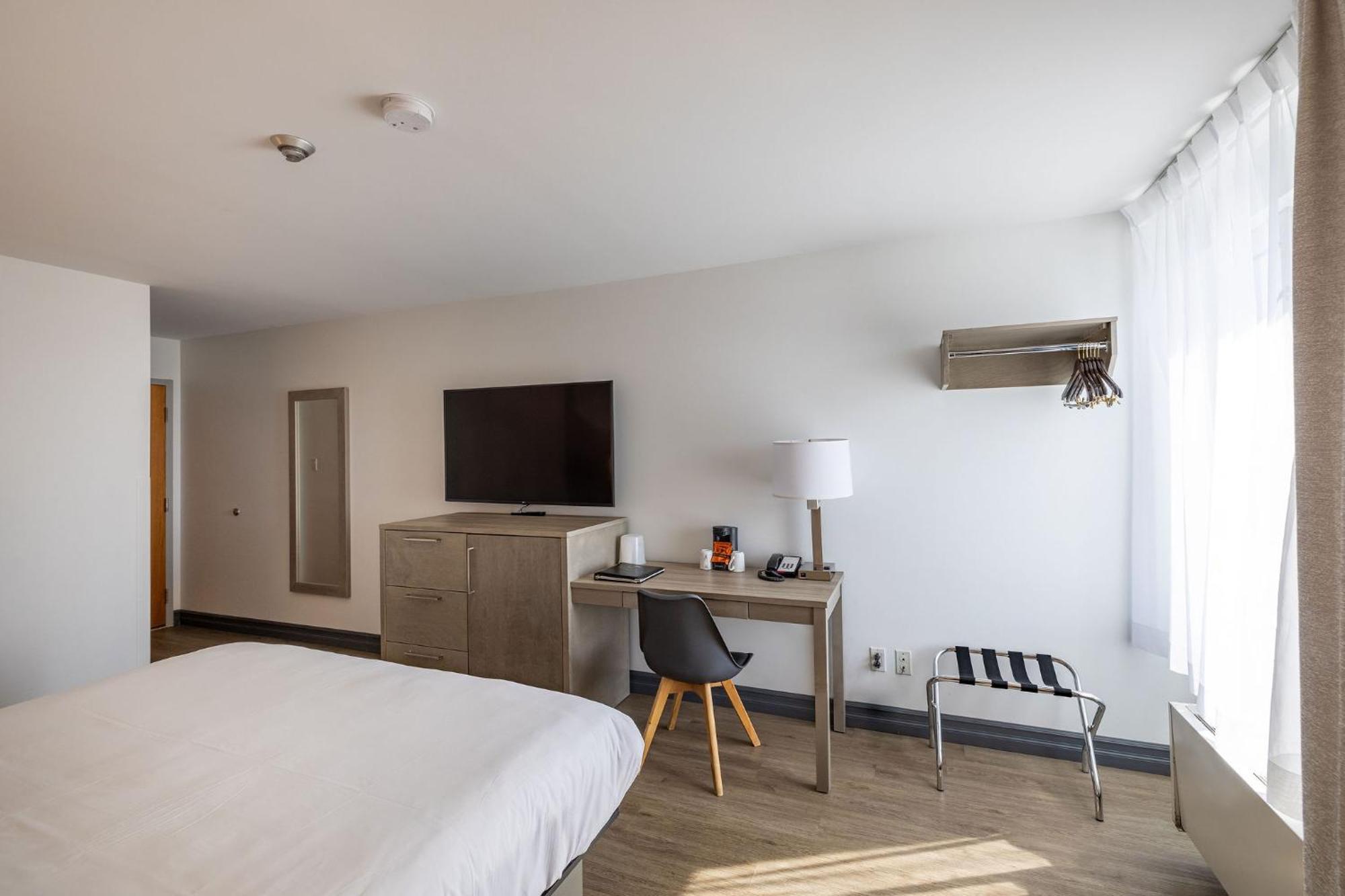 Standard Room 1 King Bed