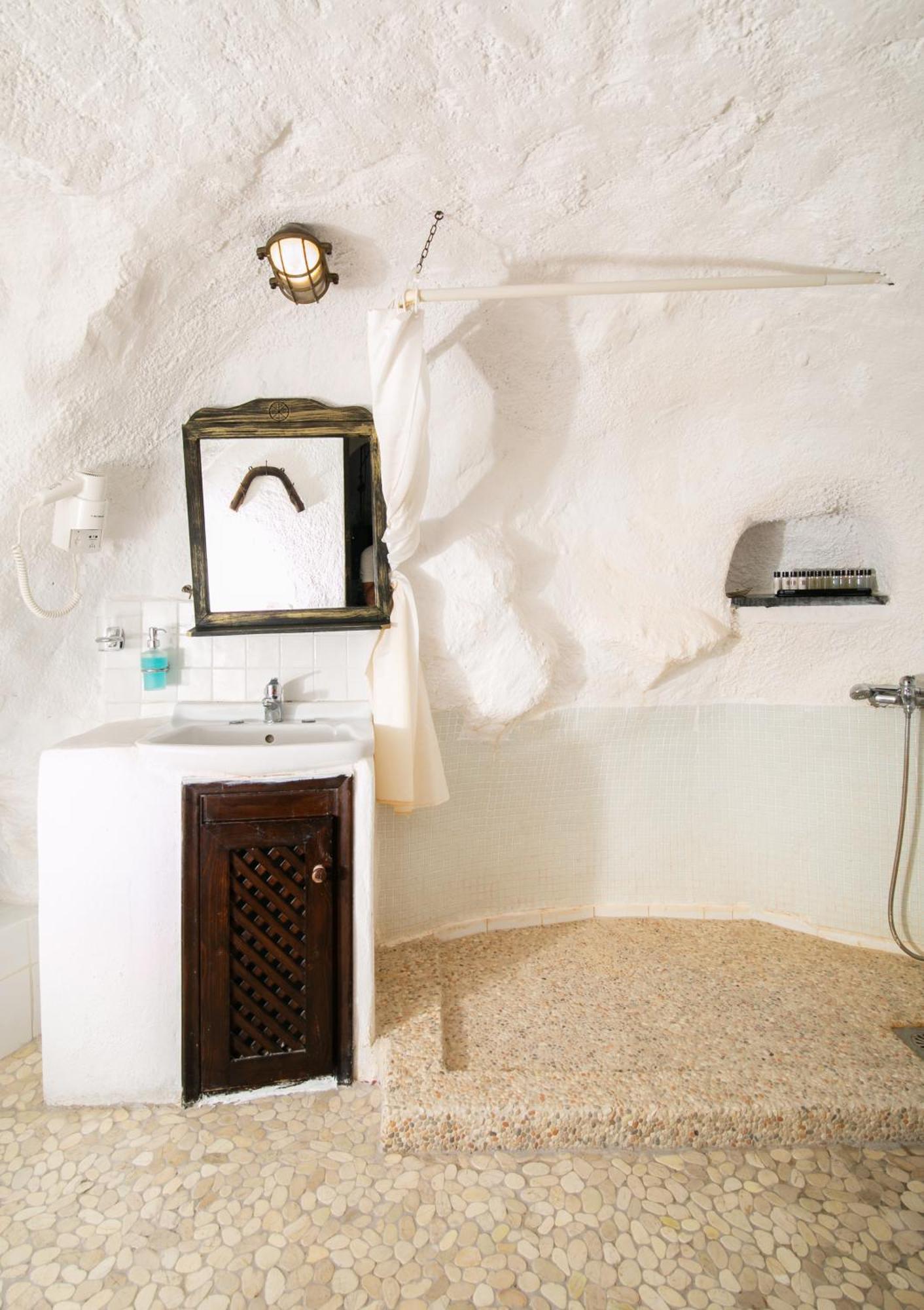 Cave Suite Caldera View