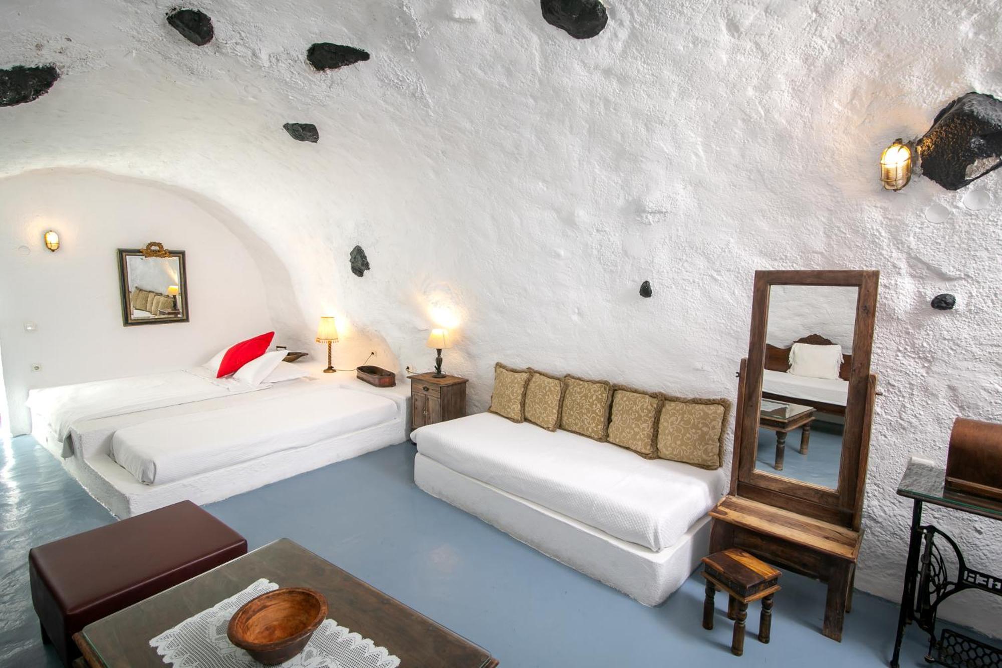 Family Cave Suite Caldera View