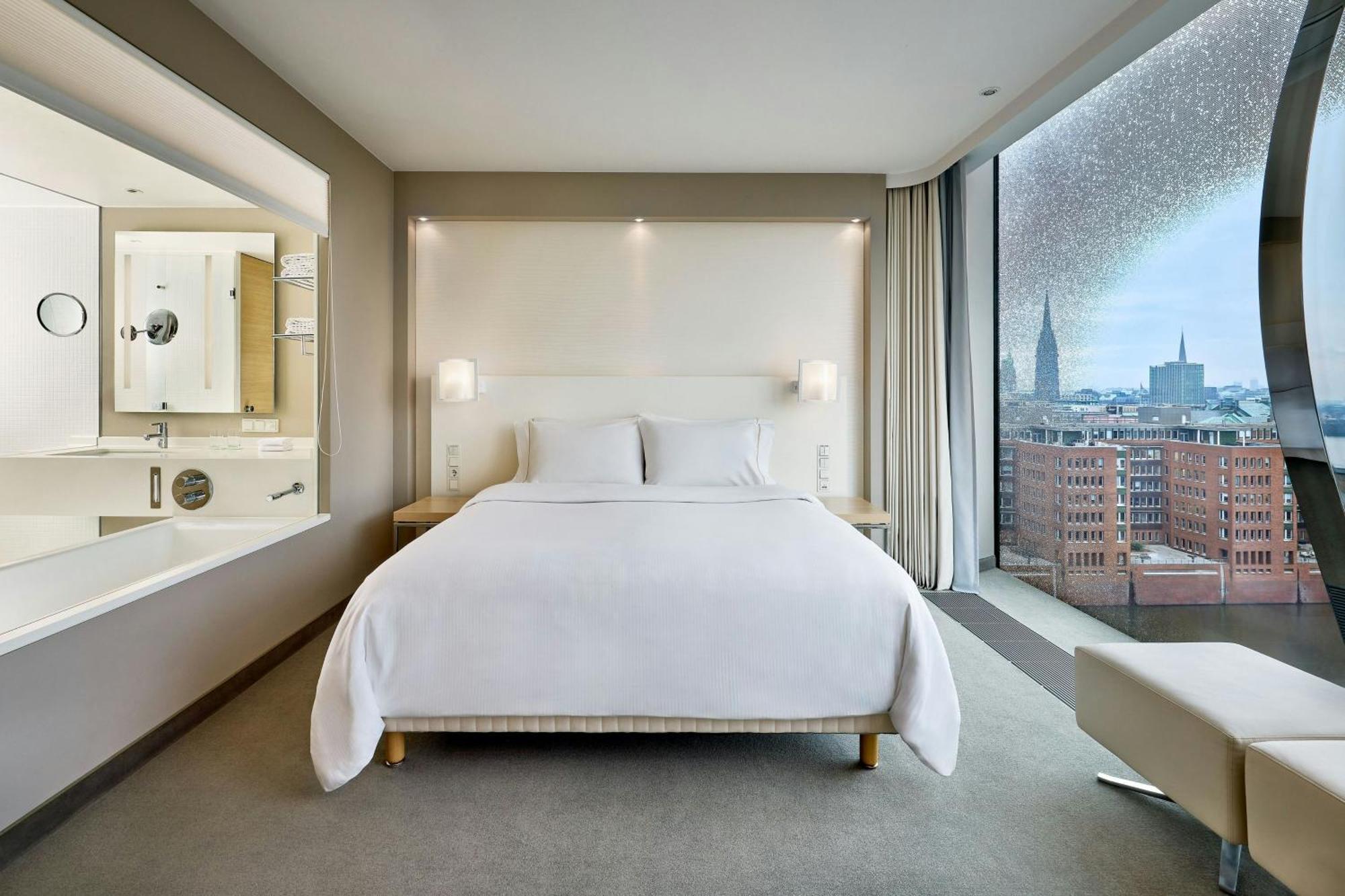 Deluxe Guest room 1 King City view partial harbour view