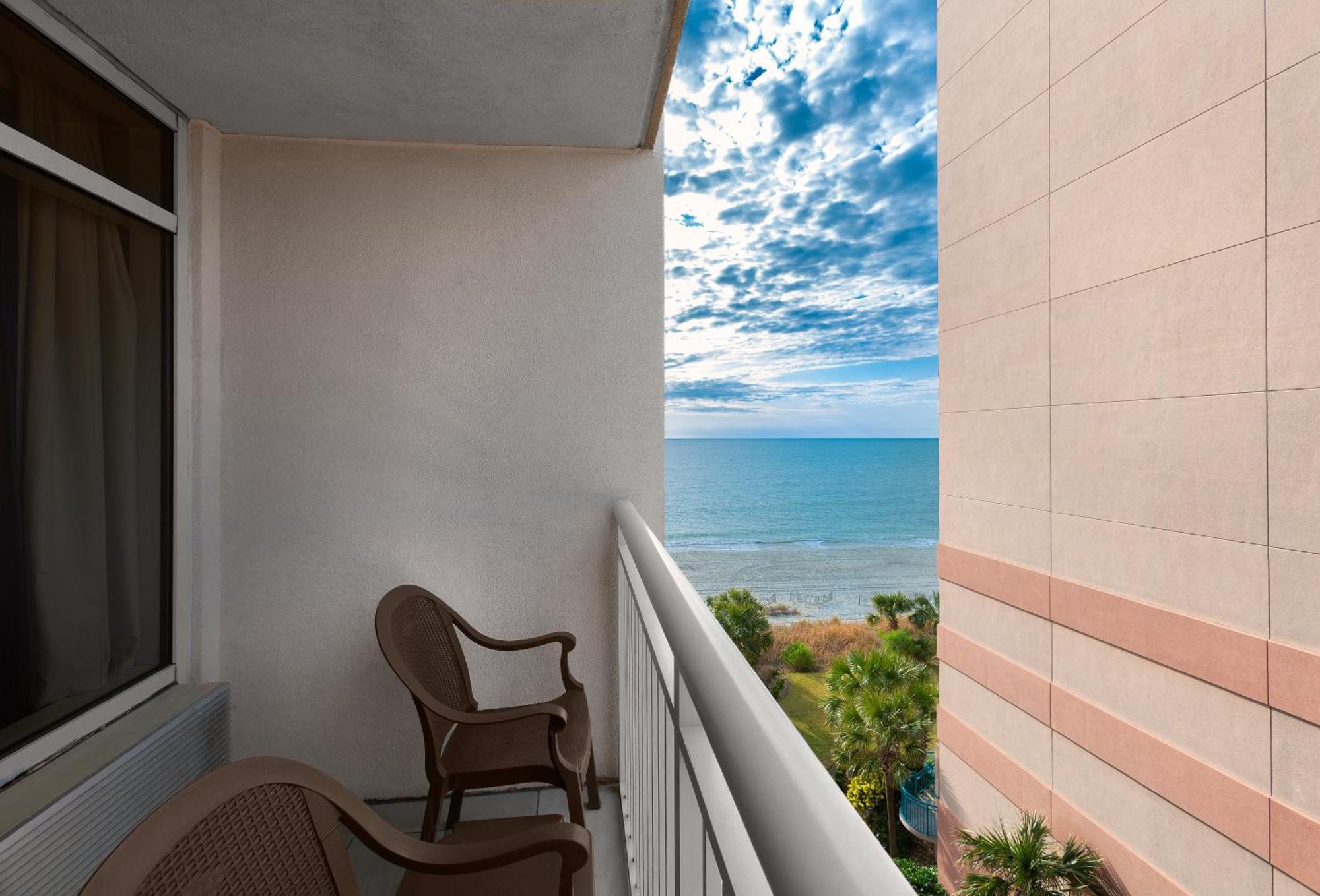 Quarto com Cama Queen-size e Vista Parcial do Mar