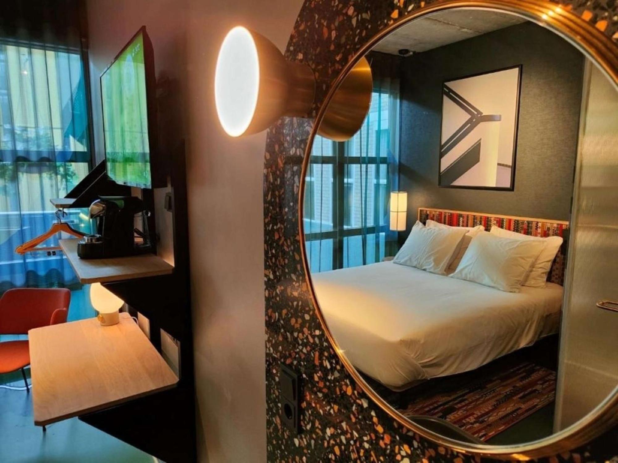 Cozy Queen Room Atrium View Non-Smoking