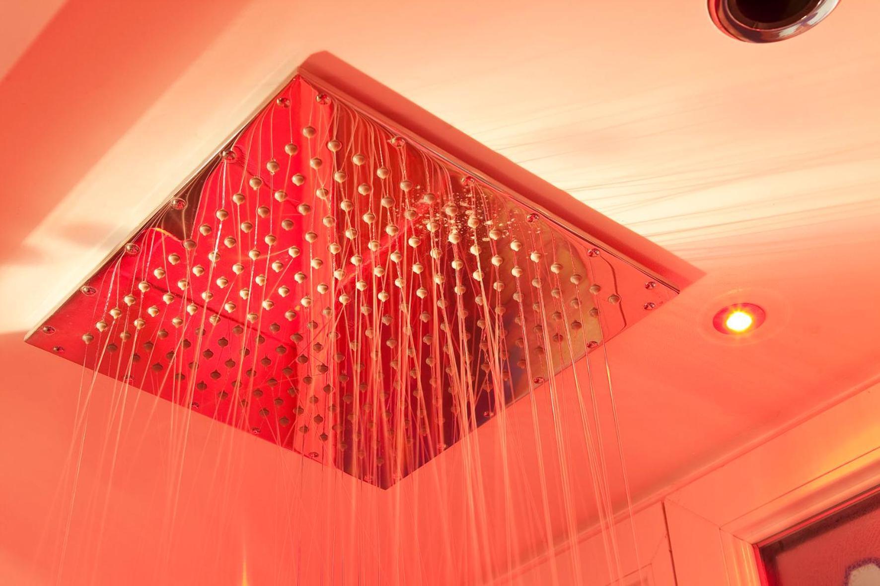 Double Room Moulin Rouge Shower