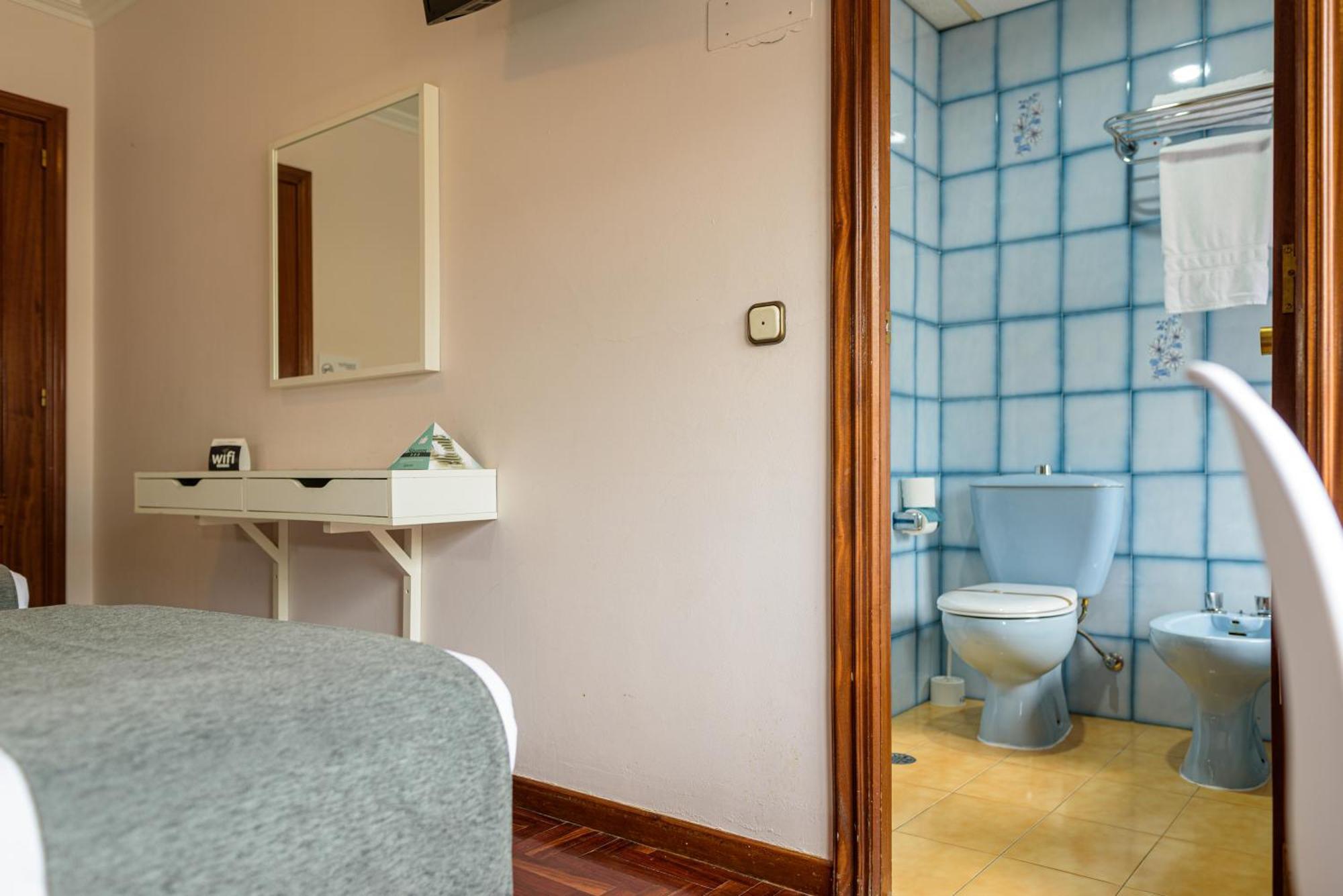 Quarto Econômico com Cama de Casal ou 2 de Solteiro