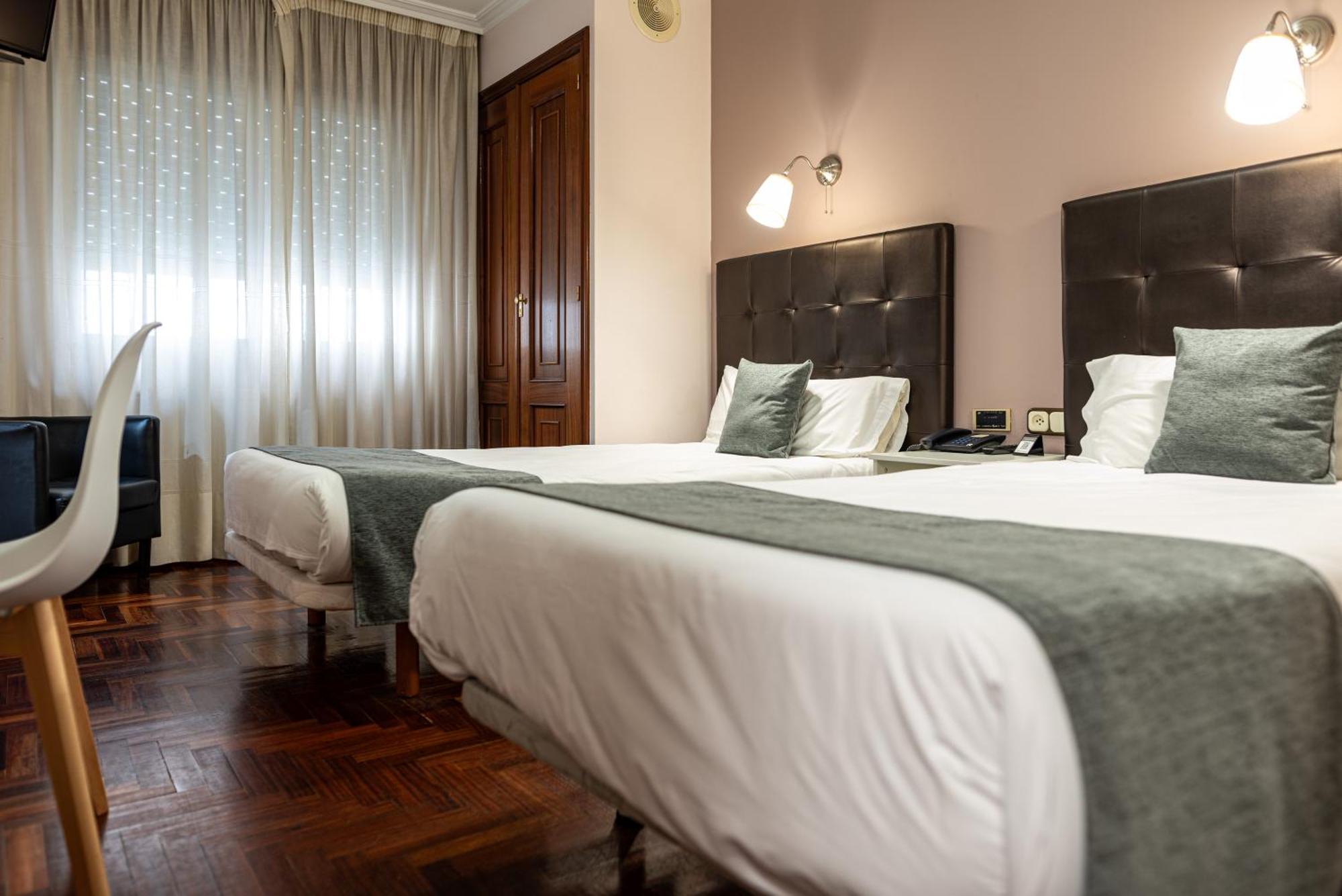 Quarto Duplo com 2 Camas de Solteiro