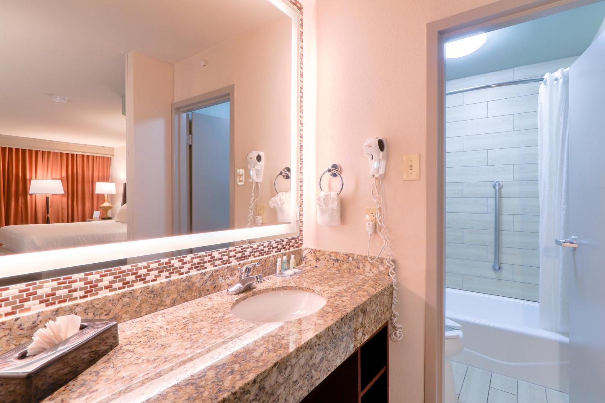 King Suite Whirlpool Non-Smoking