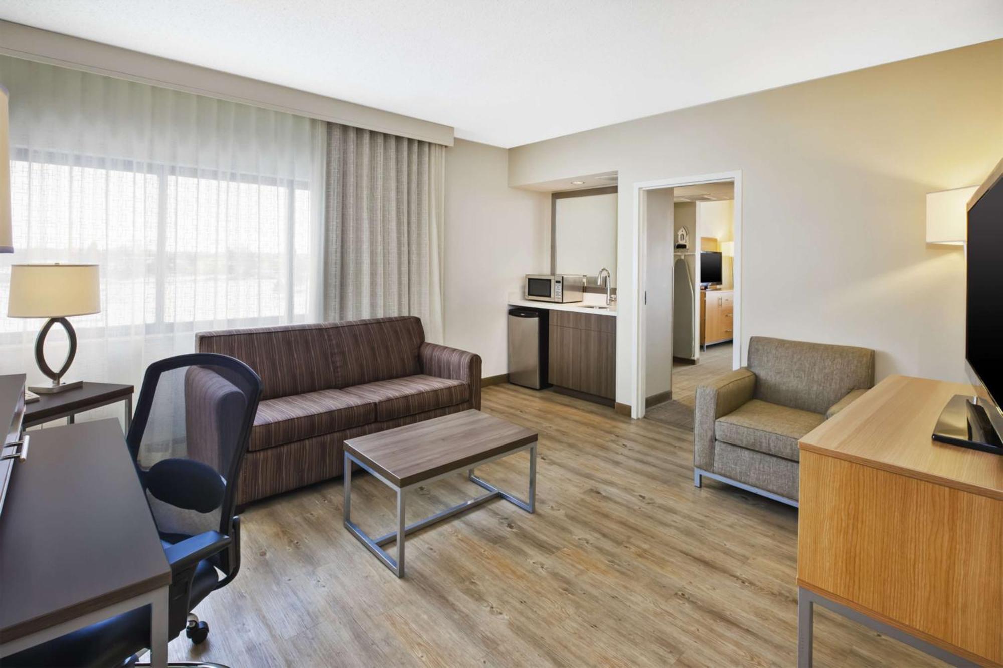 Two-Room Corner King Suite City View,1439273512:JPEG