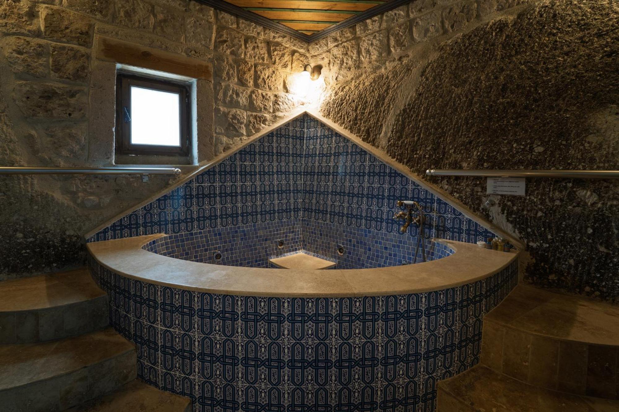 Honeymoon Suite Spa Bath,1649920373:JPEG