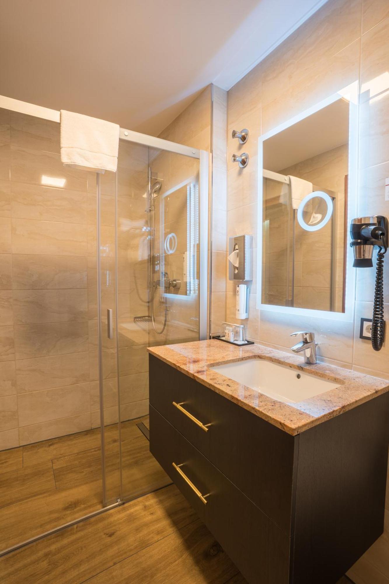 Camera Deluxe Doppia con Letti Singoli