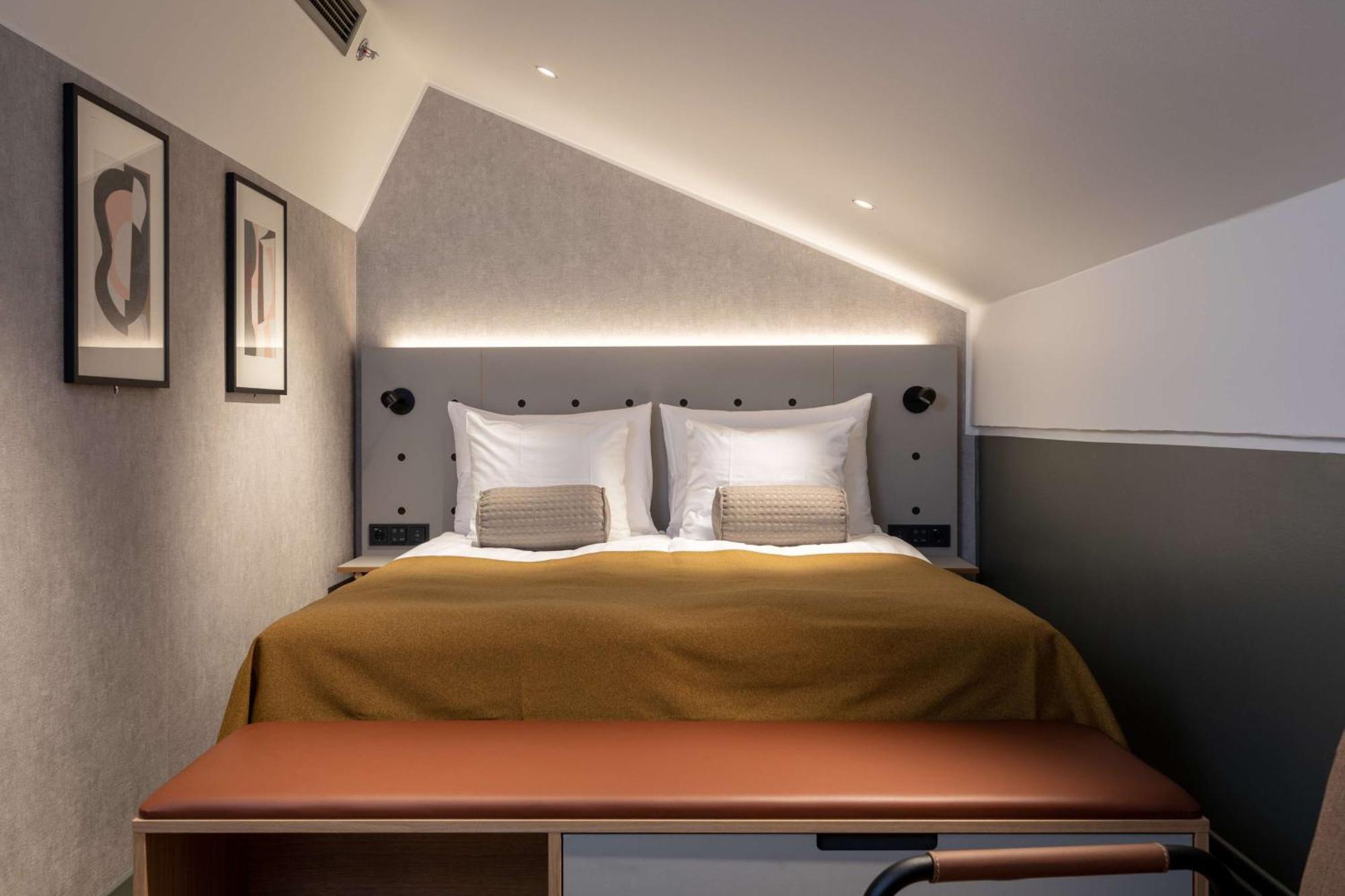 Habitación con cama extragrande y sin ventana