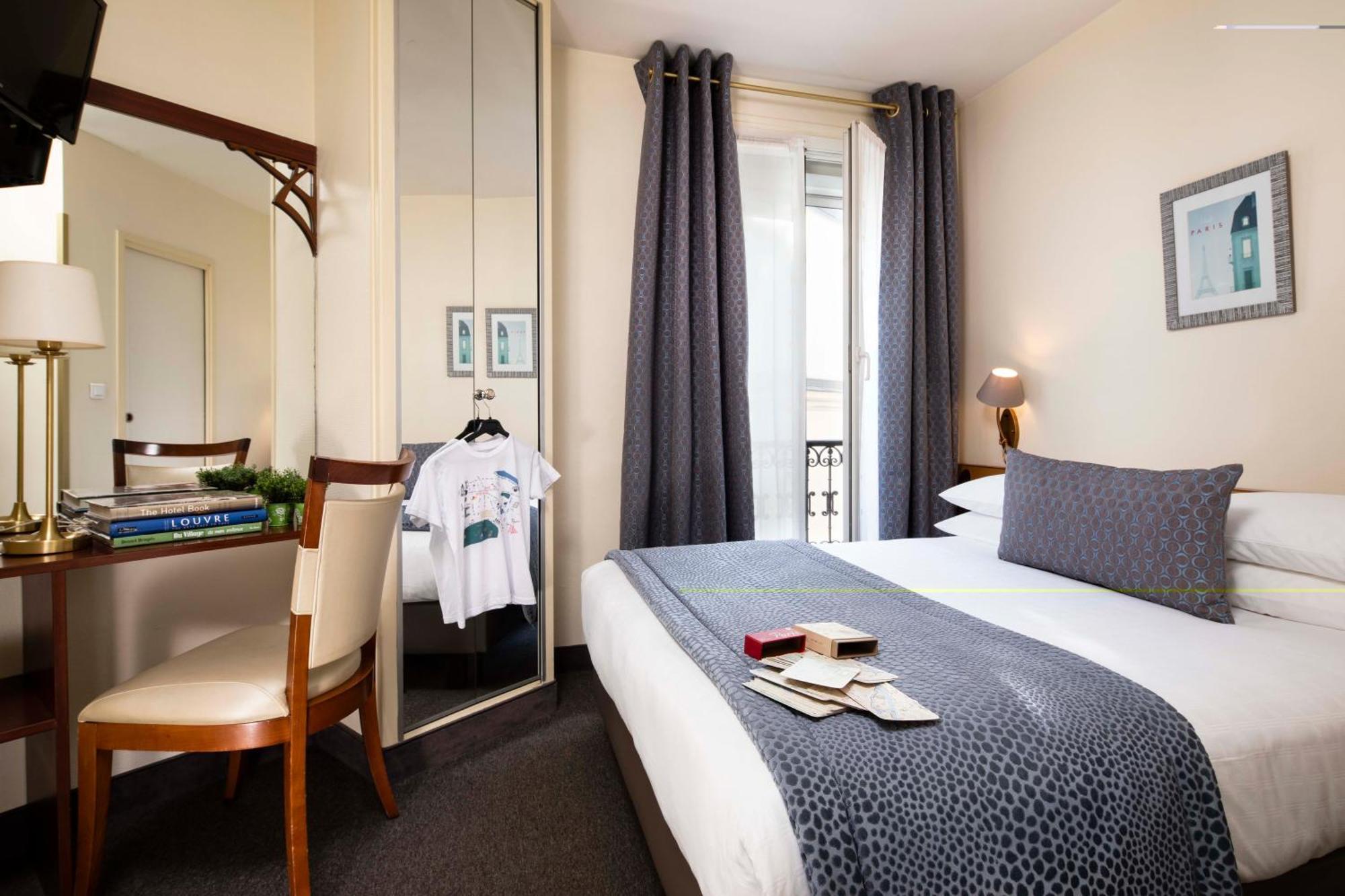 Single Room a large bed