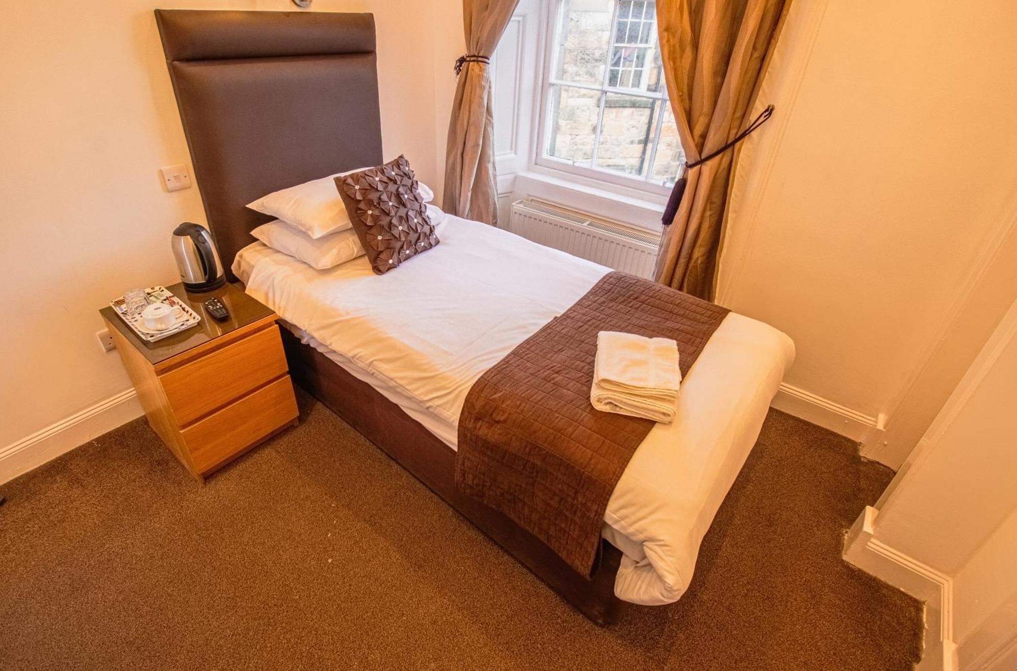 Basic Single Room with Shared Bathroom,1651191578:JPEG