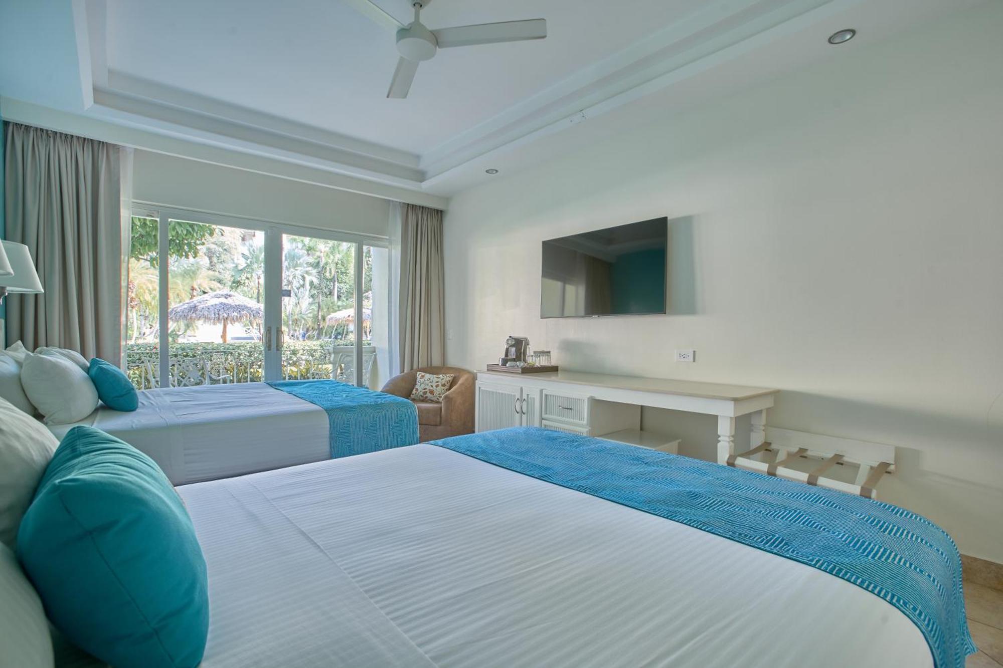 Familienzimmer mit Queensize-Betten und Poolblick