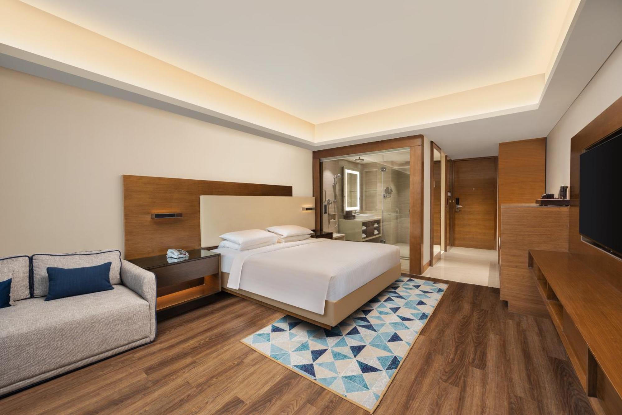 Guest room 1 King Bed City View