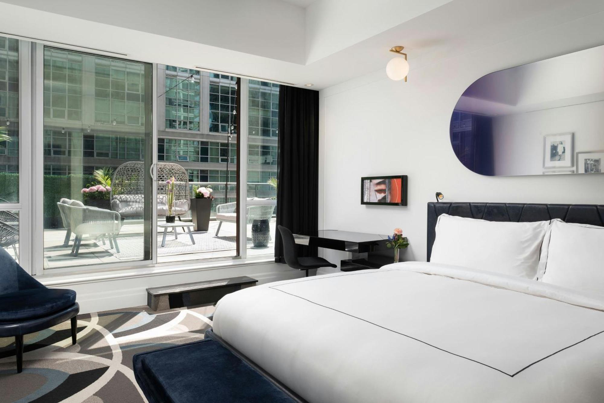 The Marilyn King Suite Patio City View